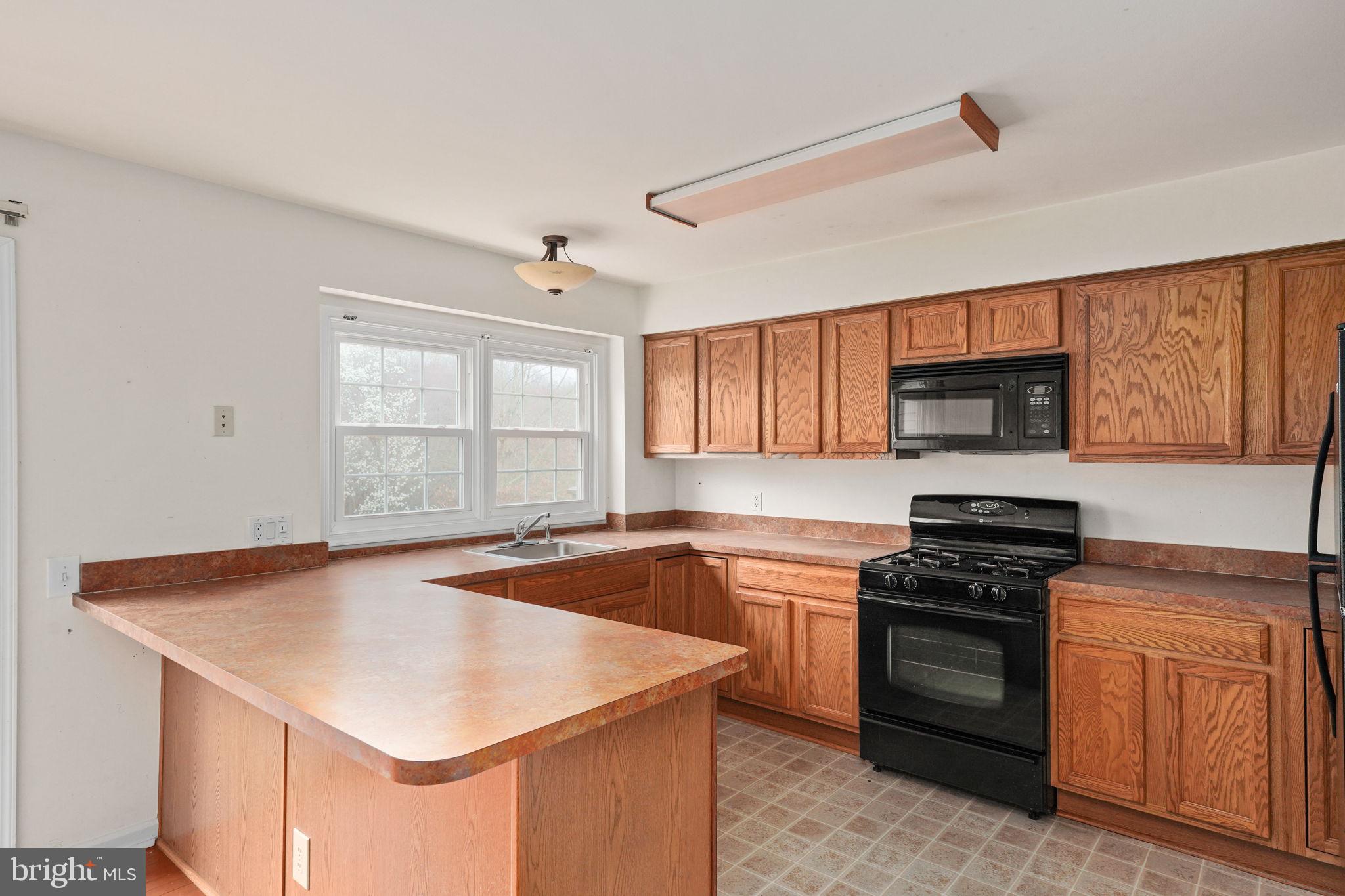 ENGLAND RUN TOWNHOUSES - Residential