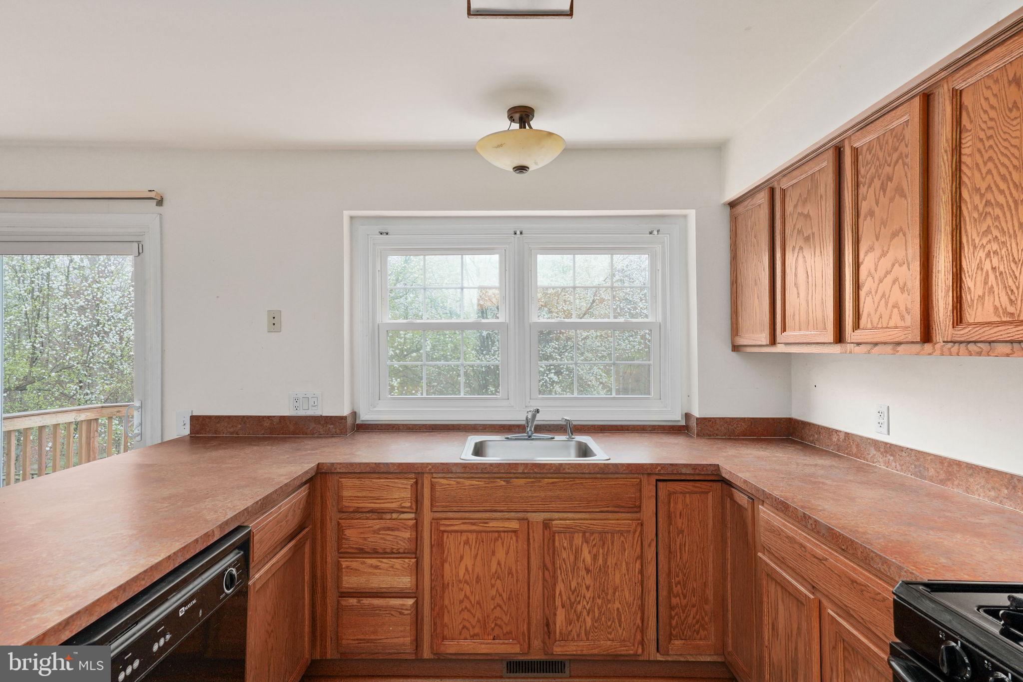 ENGLAND RUN TOWNHOUSES - Residential