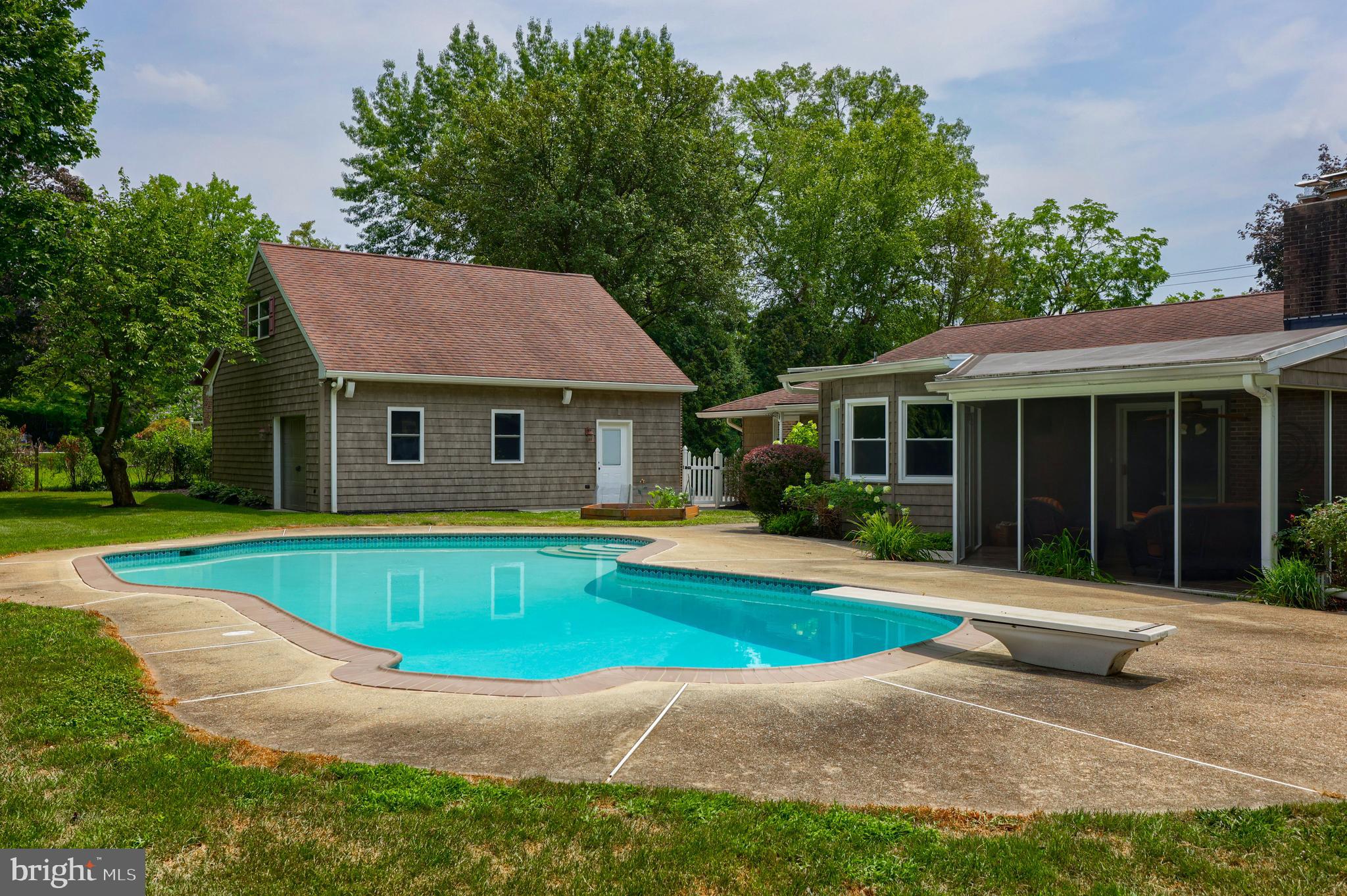 OUTDOOR COUNTRY CLUB - Residential