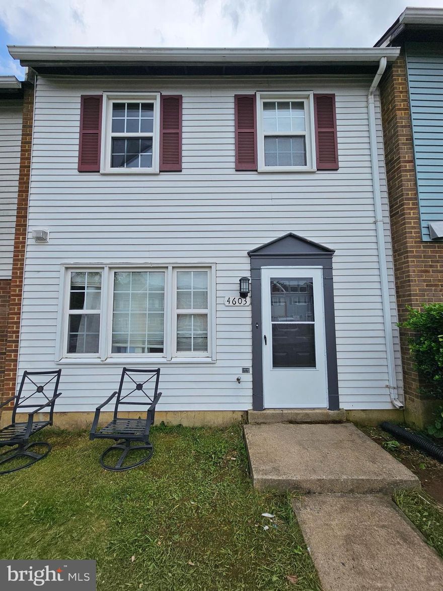 Welcome home! This 3 bedroom 1.5 bathroom home is ready for YOU. With updated paint, appliances, and flooring, this home is move in ready. Conveniently located right off Minnieville road, the location is perfect for commuting, shopping and everything that Woodbridge has to offer. The large fenced in back yard is ready for relaxation, play and grilling for summertime fun.