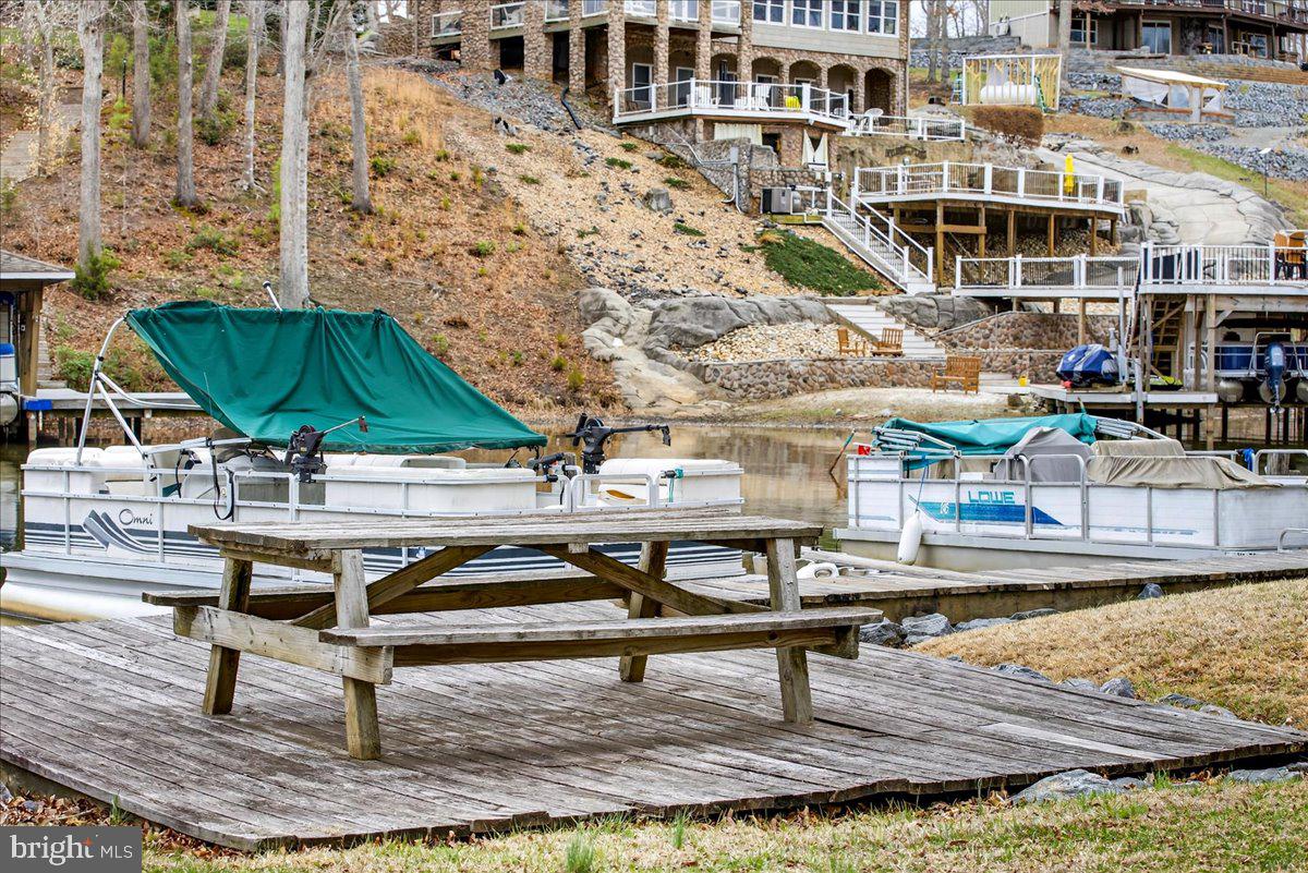 WILDWOOD ON LAKE ANNA - Residential