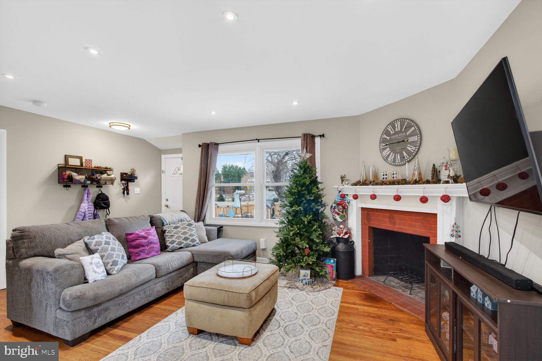 FOUR VIEWS - Residential