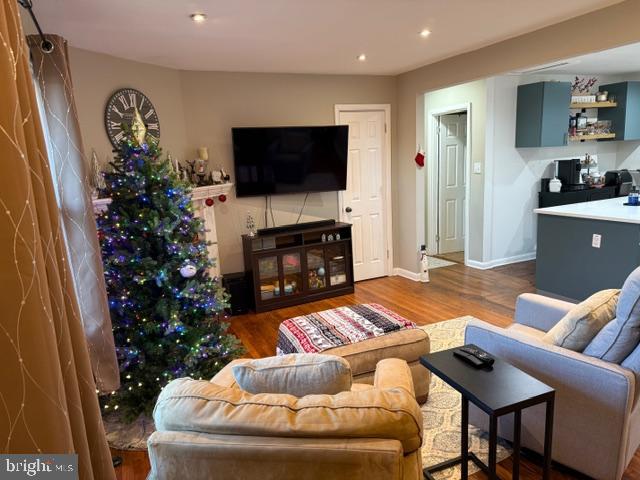 FOUR VIEWS - Residential