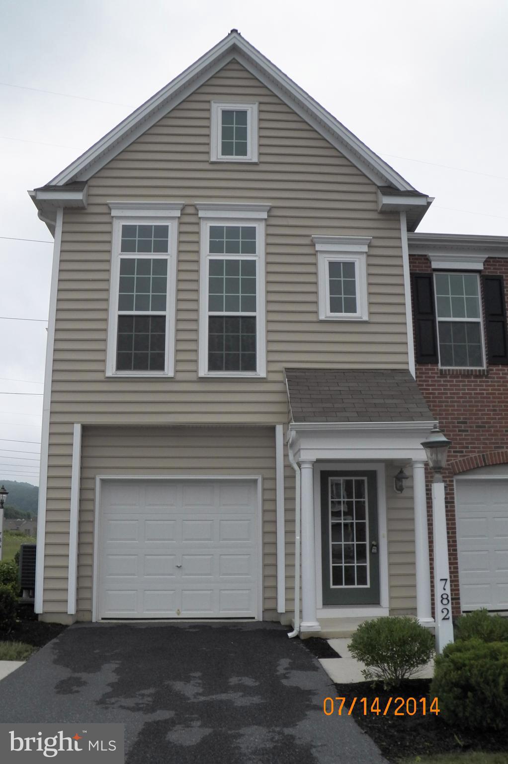 FOR RENT! freshly painted and new carpet installed in this large 2 bedroom 2 bath townhome in Deer Run. rent is $1795 monthly and tenants pay all utilities. This one wont last long so schedule your showing today! Credit and Background checks required.