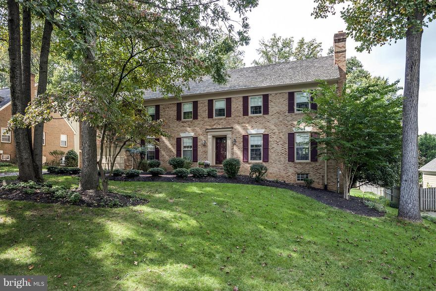 Incredible value! Rarely available model w/front & back staircases. Wonderful, comfortable, feel good home, perfect setting close to swim/tennis club. Circular flr plan w/big FR, library, country kitchen w/brkfst rm open to FR. Renv PR. Potential for dynamite Mstr Suite or In-law Apartment. Daylight, walk-out lwr lvl w/wet bar to huge yard, basketball half court. Relax on the screen porch/deck.