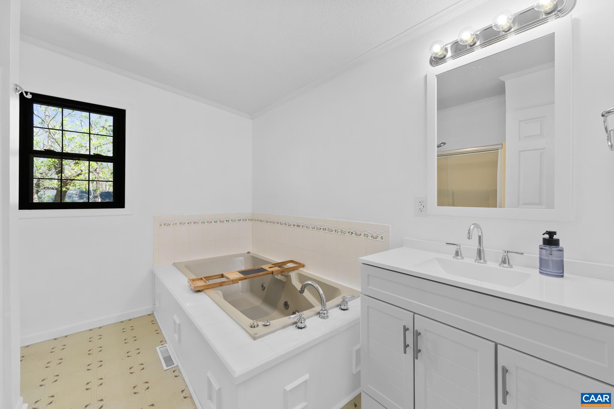 LAKE MONTICELLO - Residential