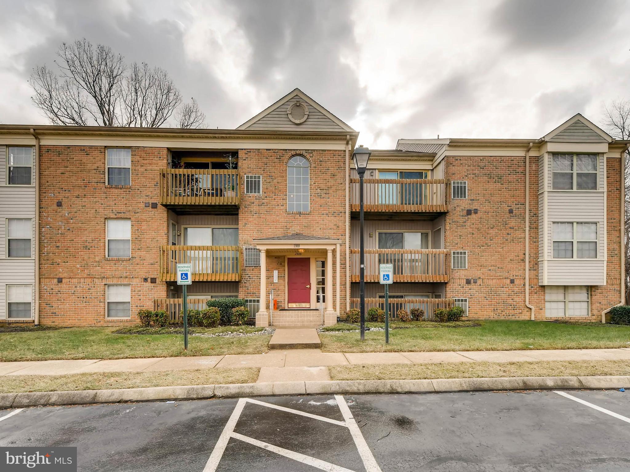 Great Rental Opportunity in this Top Floor Condo - Come make this 2 Bedroom 1 Bath condo your new home. Vaulted Ceilings, open floor plan, breakfast bar, new carpet throughout. Master bedroom offers walk in closet. Lots of storage space. Washer/Dryer/Dishwasher/Ceiling Fans. Building is secured with locked entrance. $500 Move in fee and 1 month security deposit.