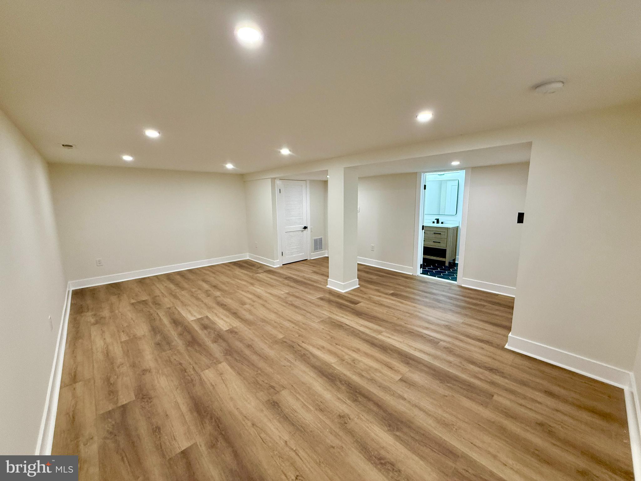 MONTGOMERY SQUARE - Residential