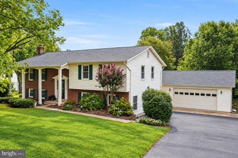 Photo of 3213 Allness Lane, HERNDON, VA 20171 (MLS # VAFX2340480)