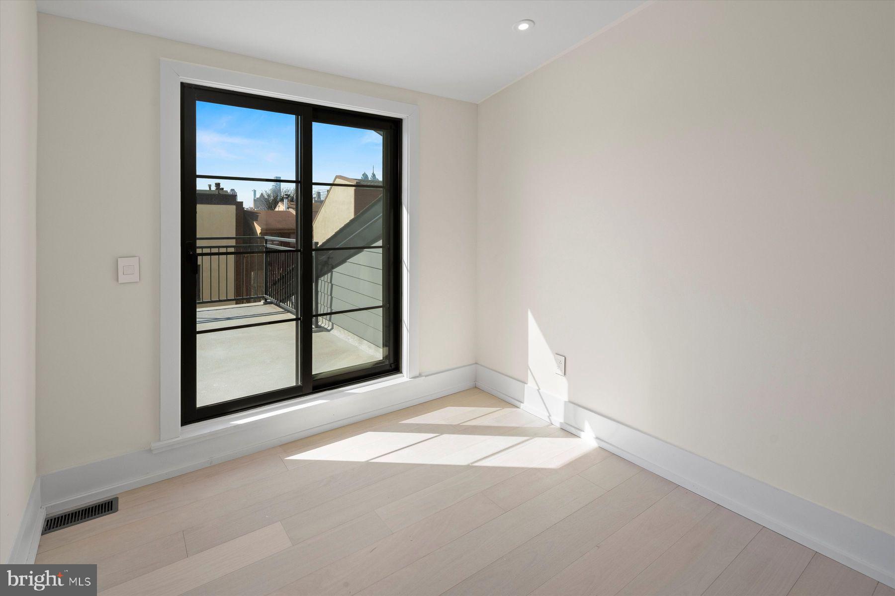 QUEEN VILLAGE - Residential