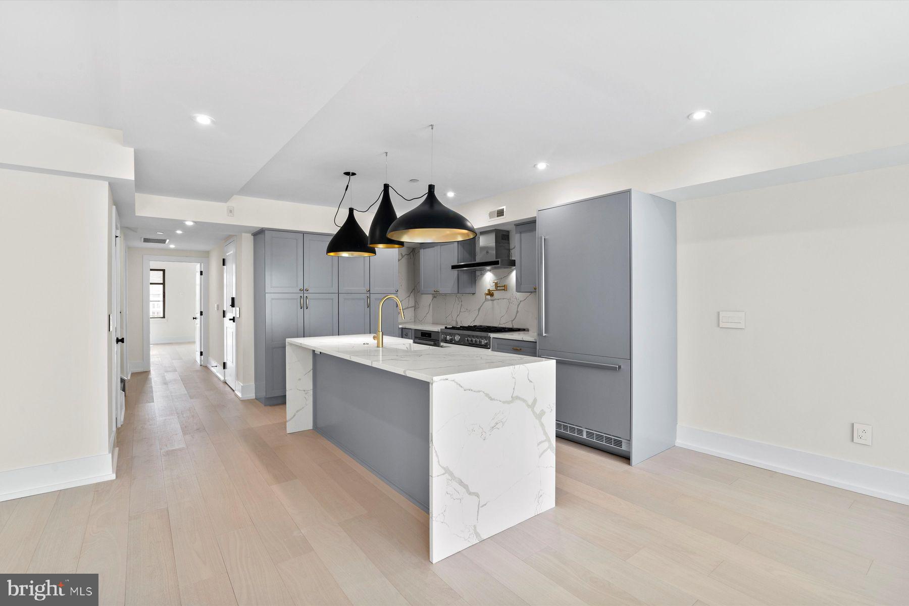 QUEEN VILLAGE - Residential