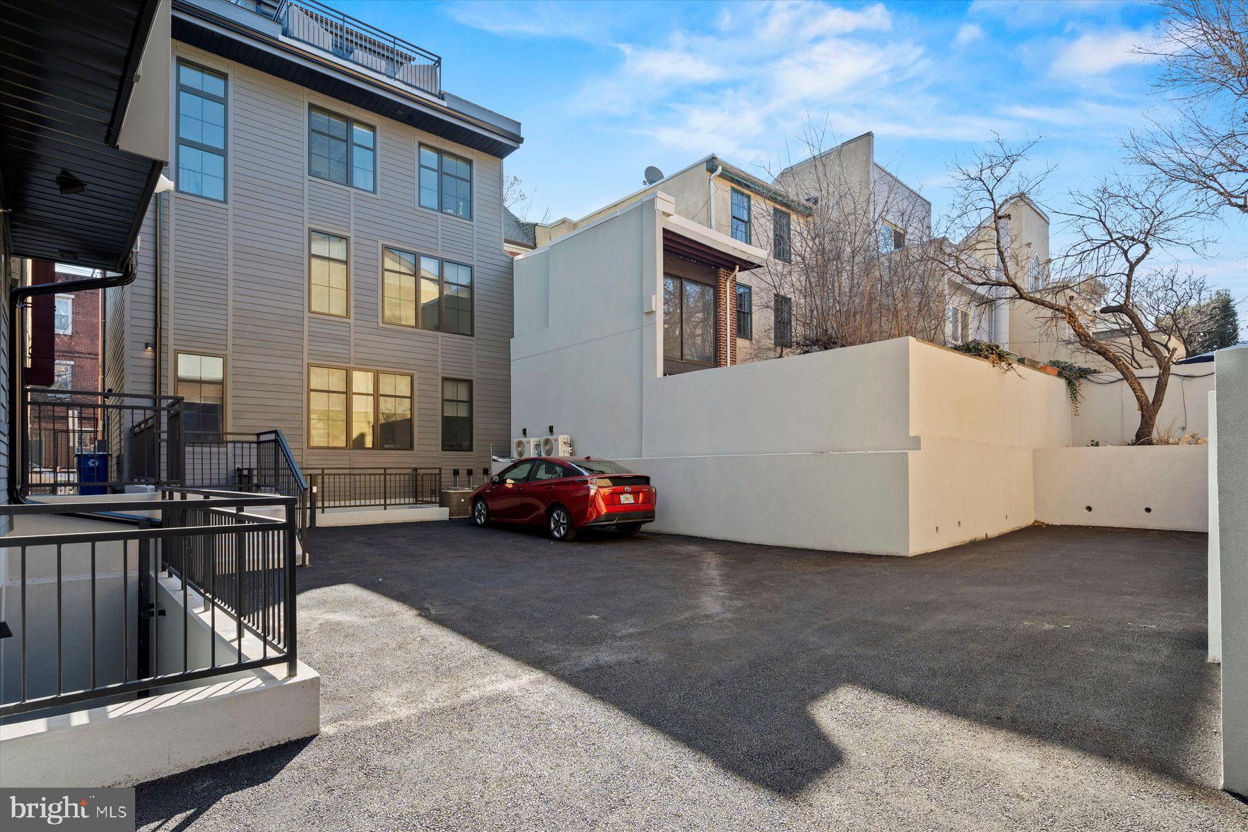 QUEEN VILLAGE - Residential