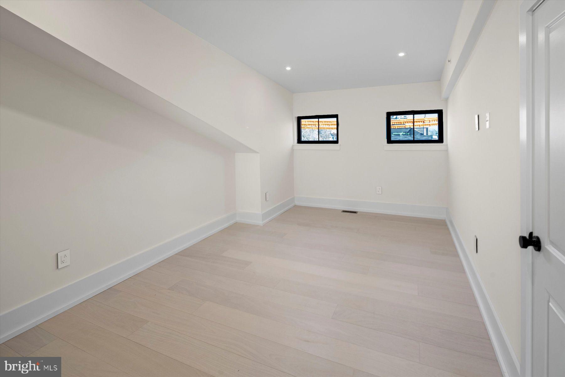 QUEEN VILLAGE - Residential