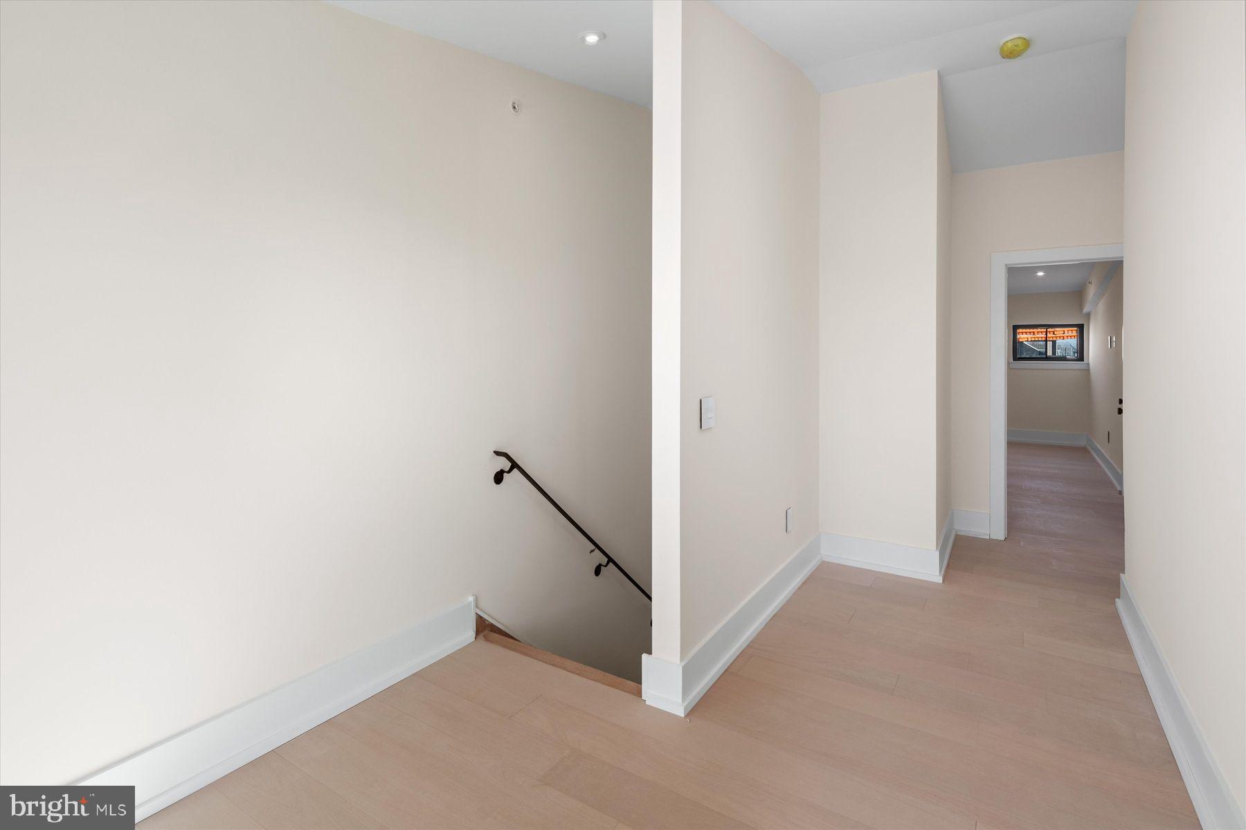 QUEEN VILLAGE - Residential