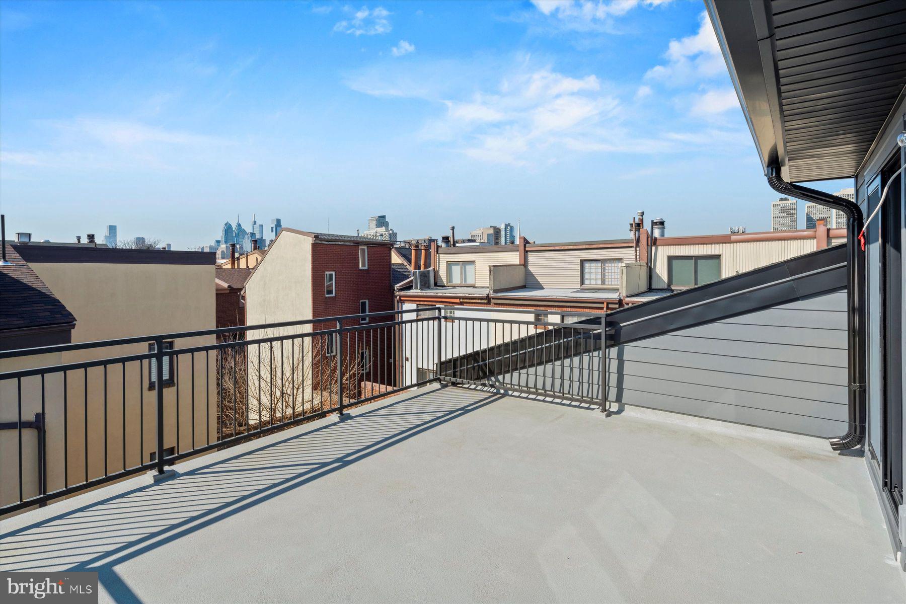 QUEEN VILLAGE - Residential