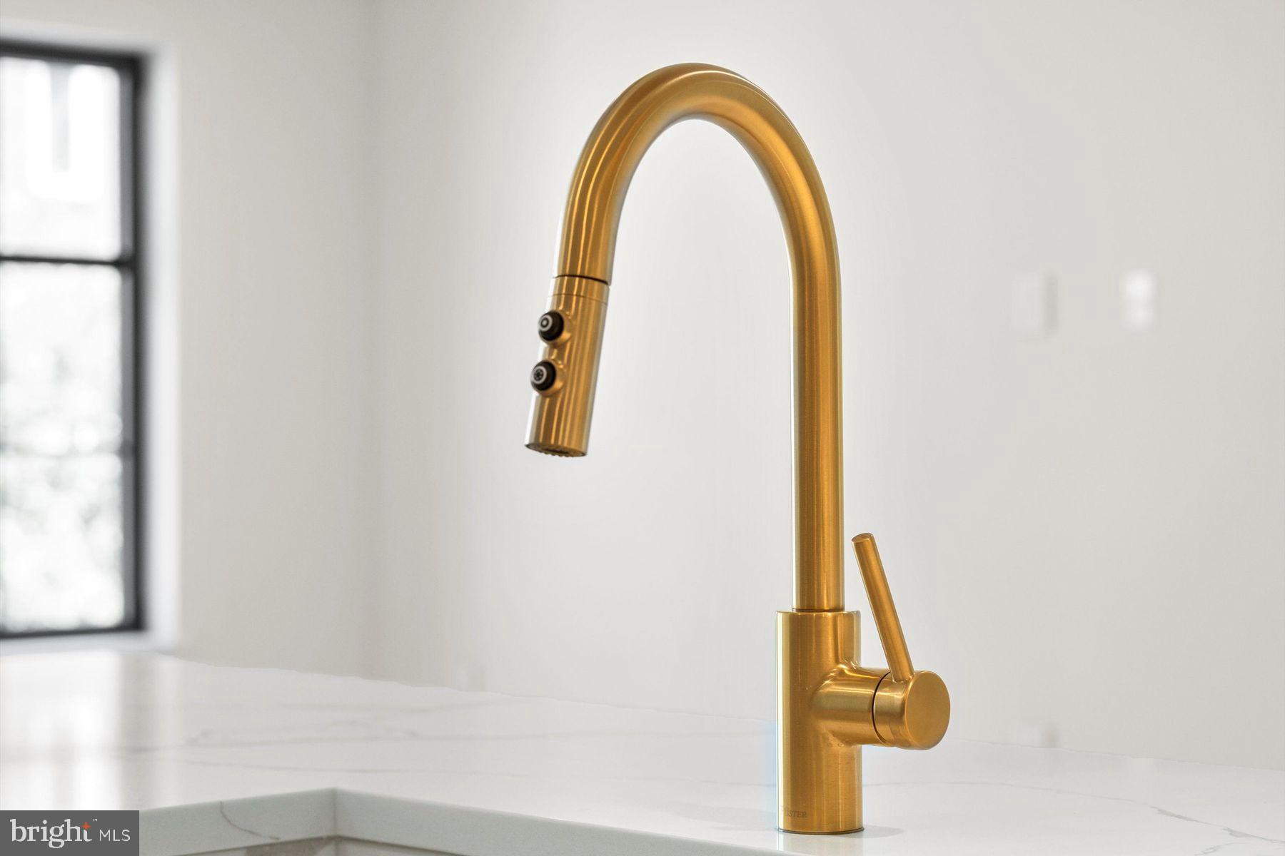 QUEEN VILLAGE - Residential