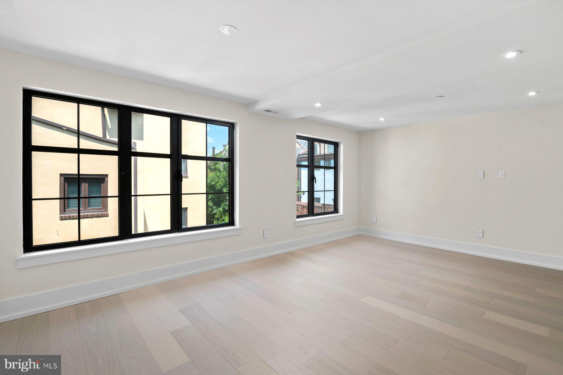 QUEEN VILLAGE - Residential