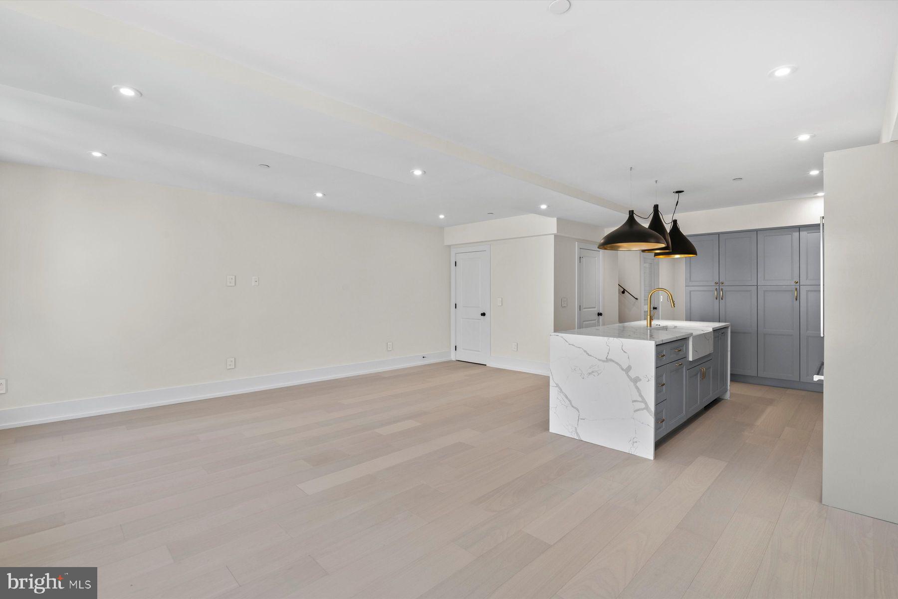 QUEEN VILLAGE - Residential