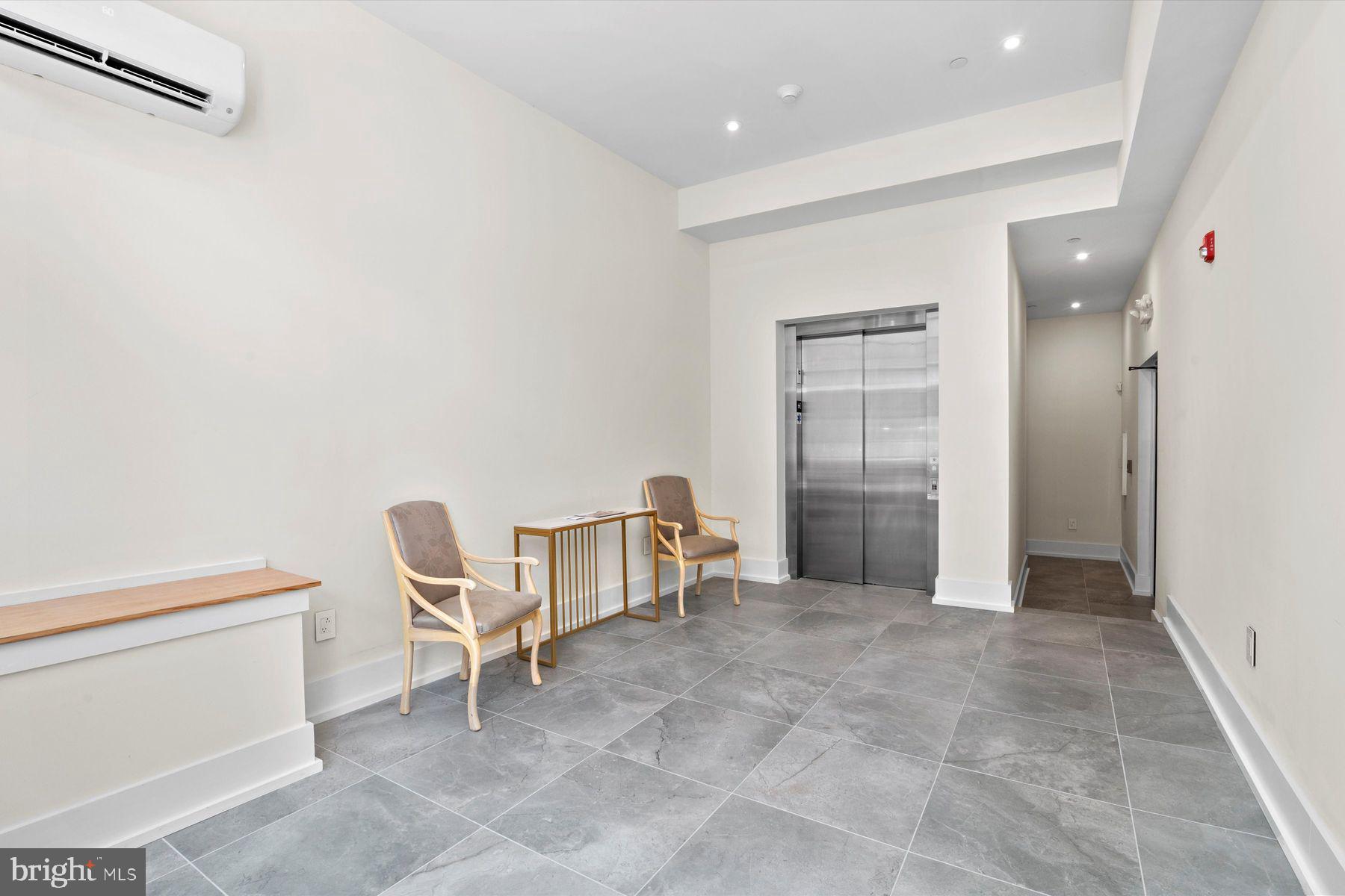 QUEEN VILLAGE - Residential