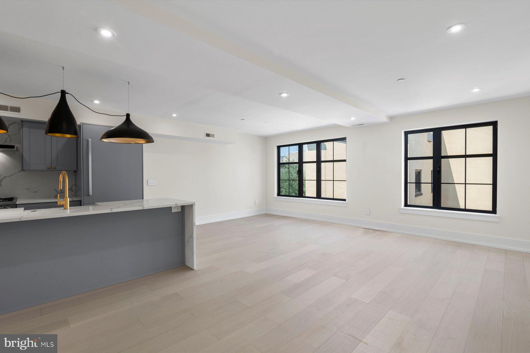 QUEEN VILLAGE - Residential