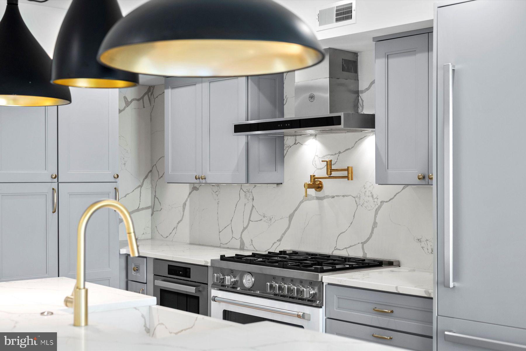 QUEEN VILLAGE - Residential