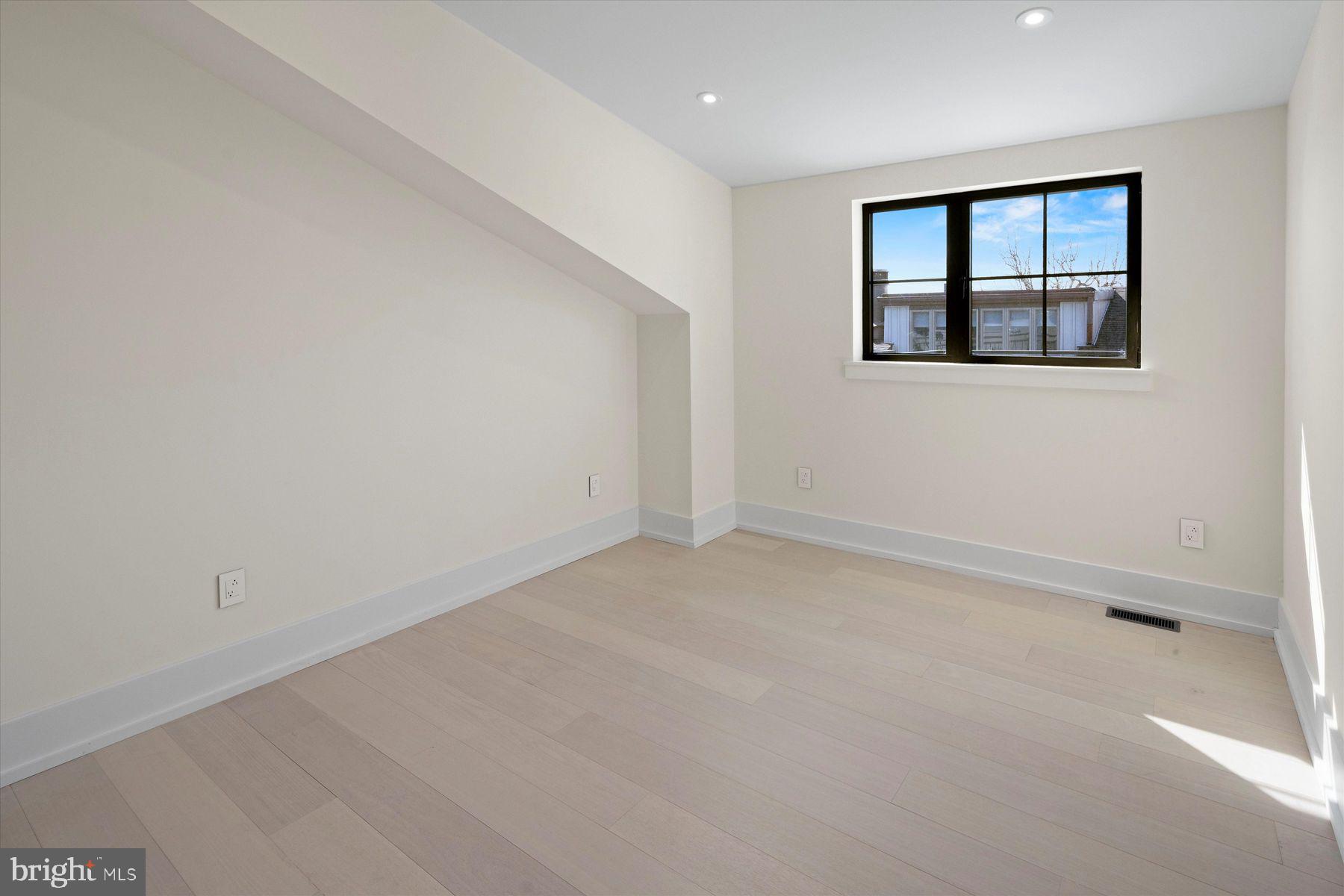 QUEEN VILLAGE - Residential