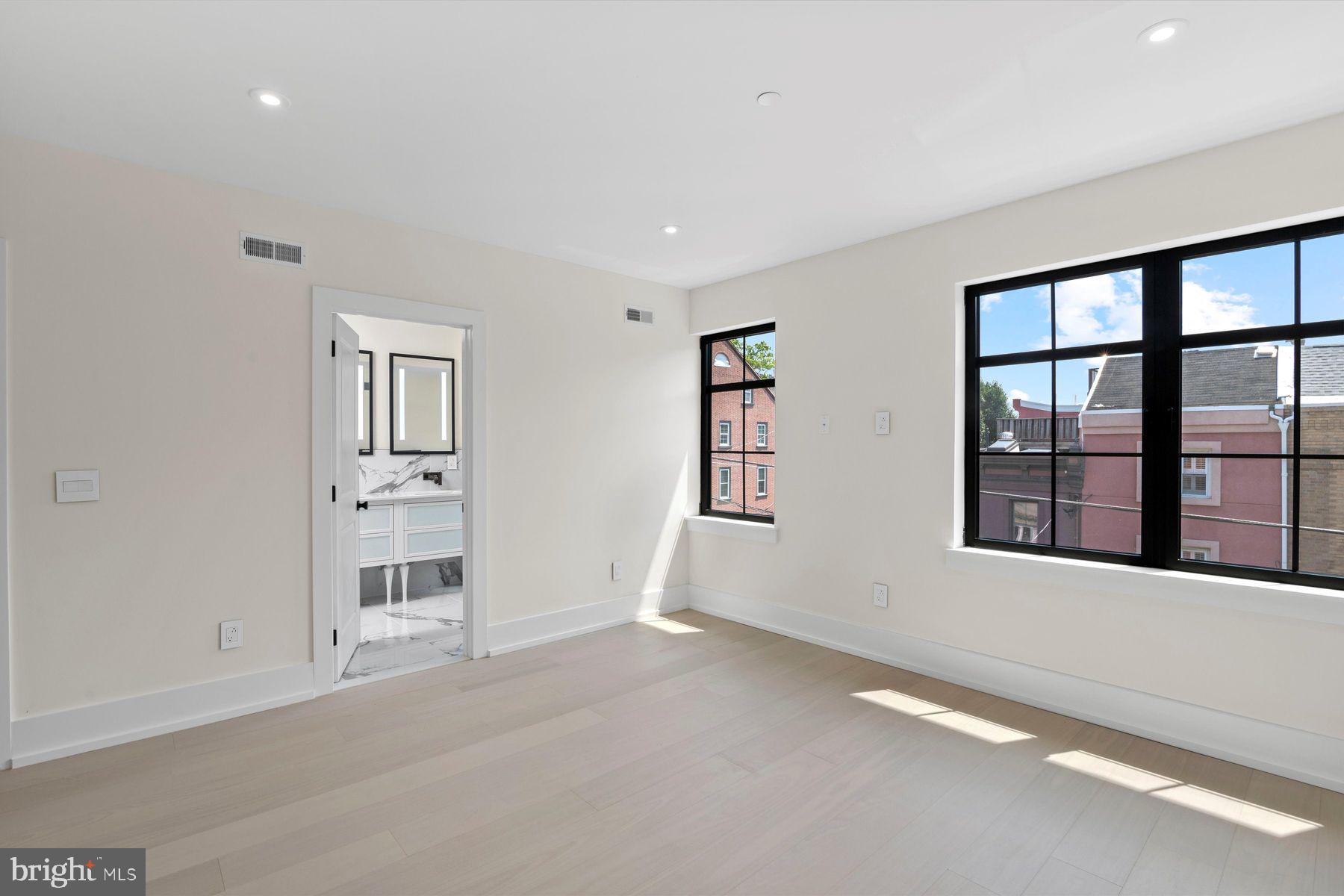 QUEEN VILLAGE - Residential