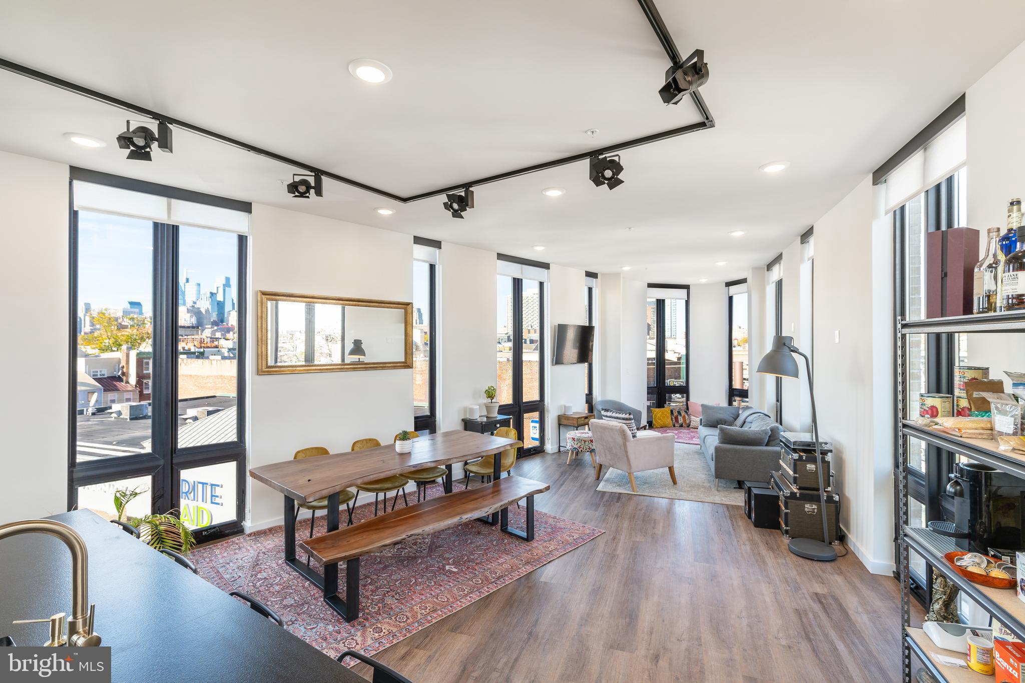 QUEEN VILLAGE - Commercial Sale