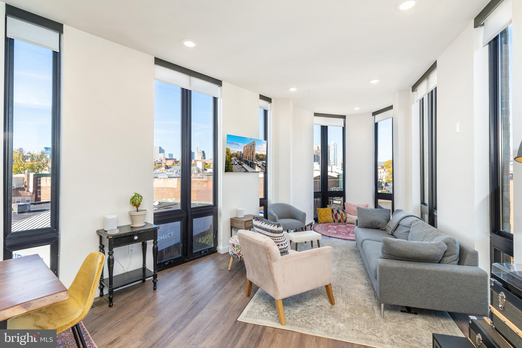 QUEEN VILLAGE - Commercial Sale