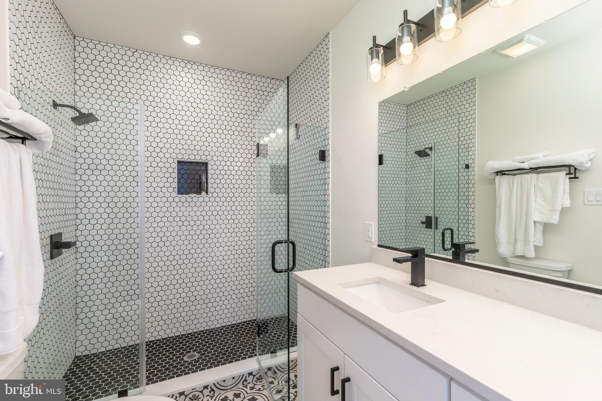 QUEEN VILLAGE - Commercial Sale