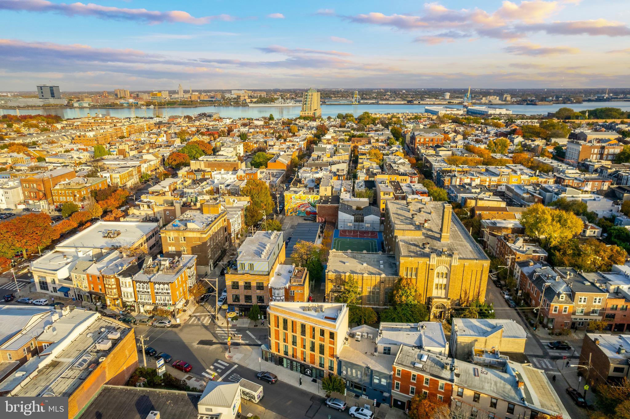 QUEEN VILLAGE - Commercial Sale