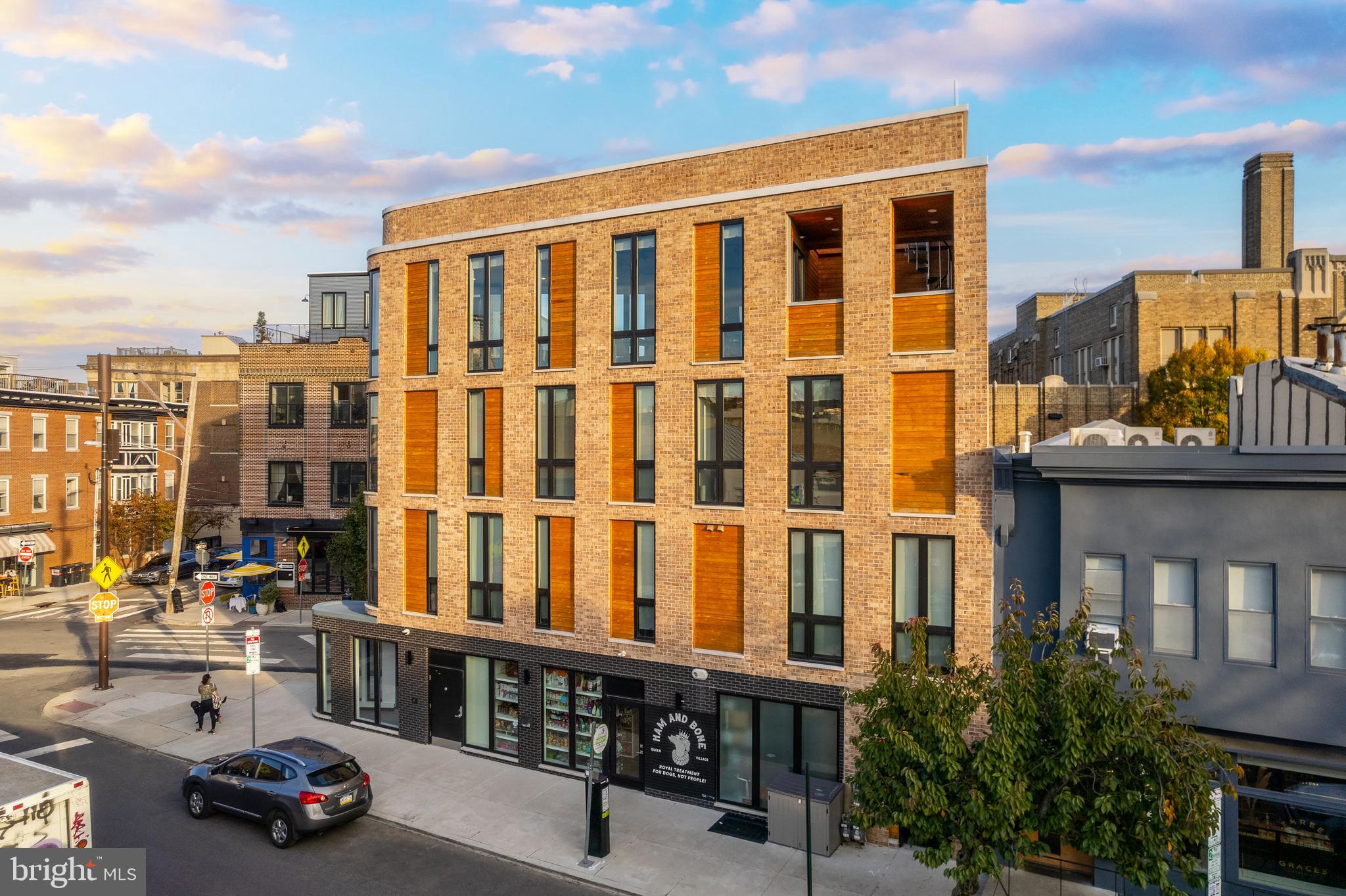 QUEEN VILLAGE - Commercial Sale