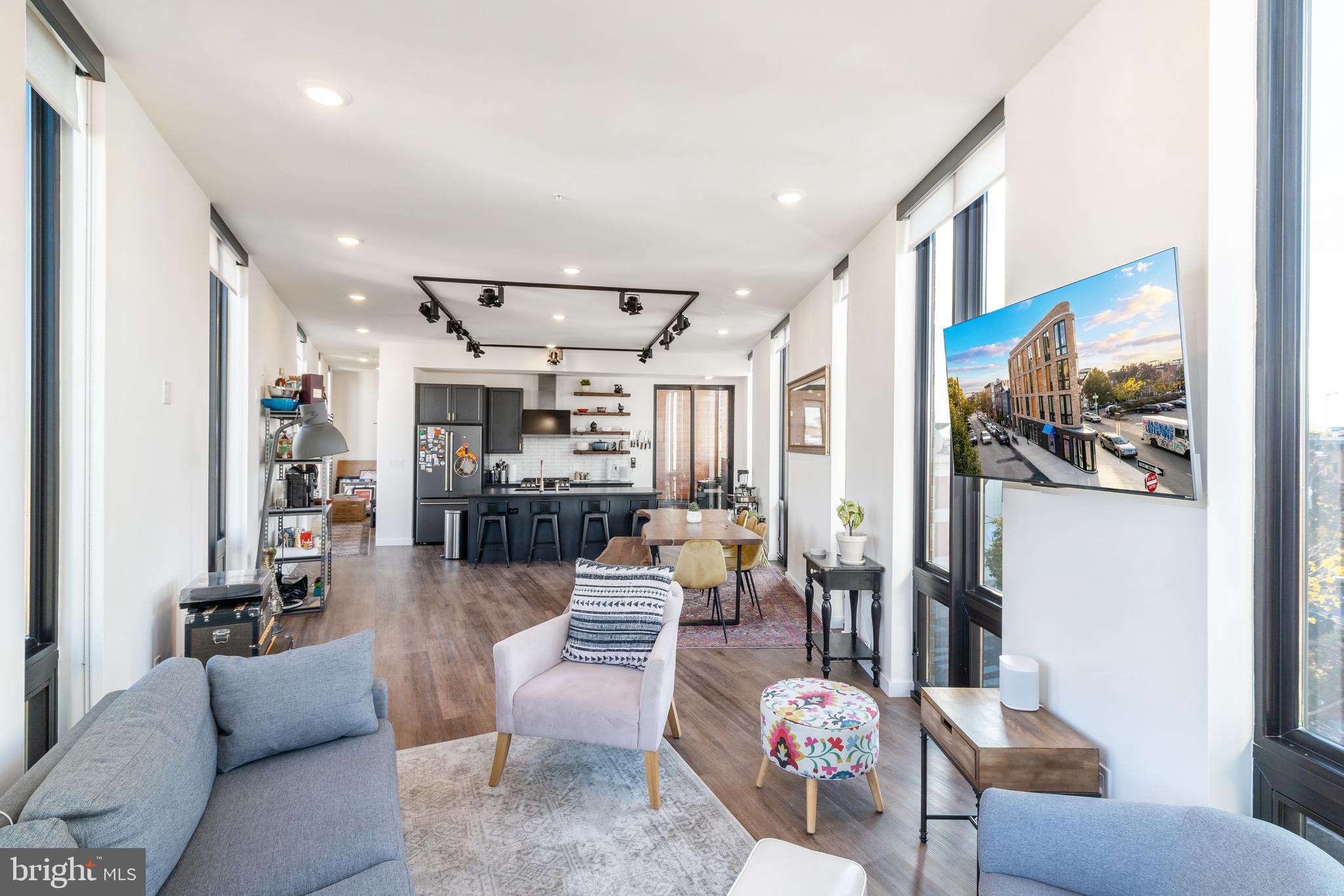 QUEEN VILLAGE - Commercial Sale