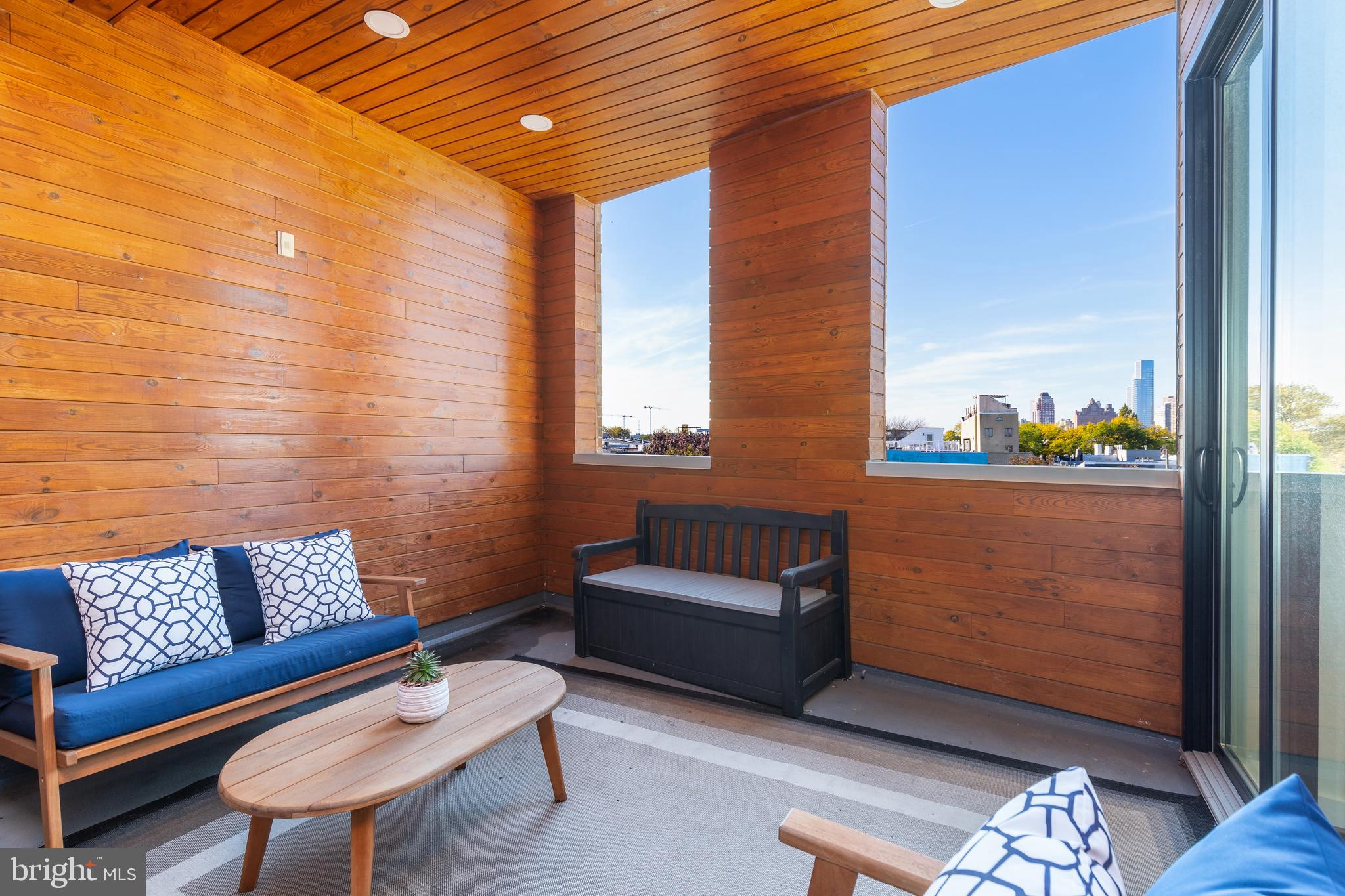 QUEEN VILLAGE - Commercial Sale