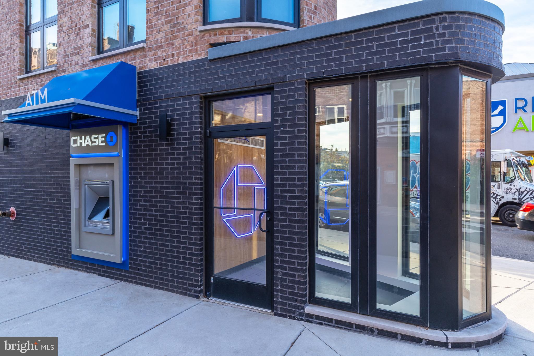 QUEEN VILLAGE - Commercial Sale