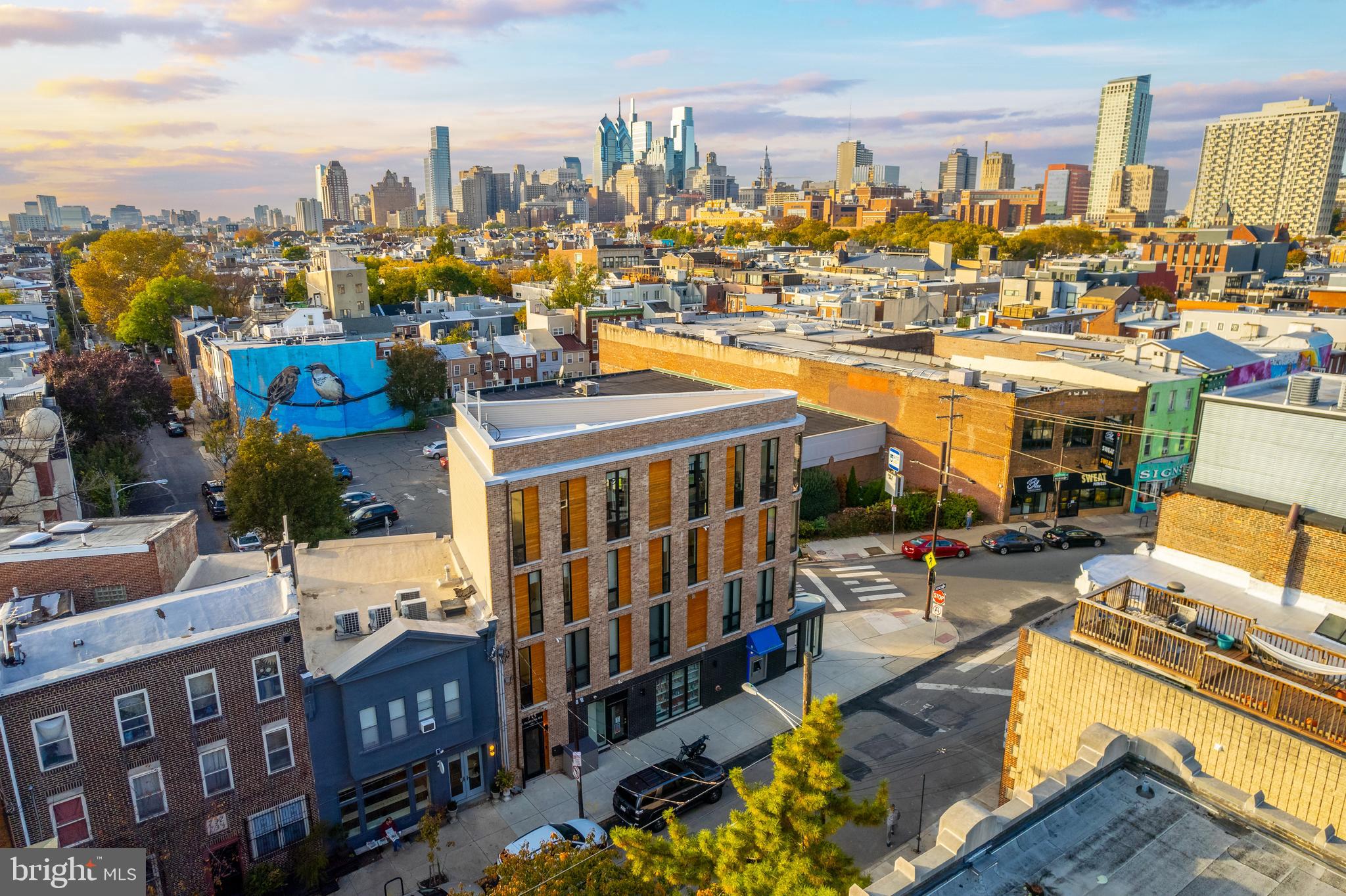 QUEEN VILLAGE - Commercial Sale