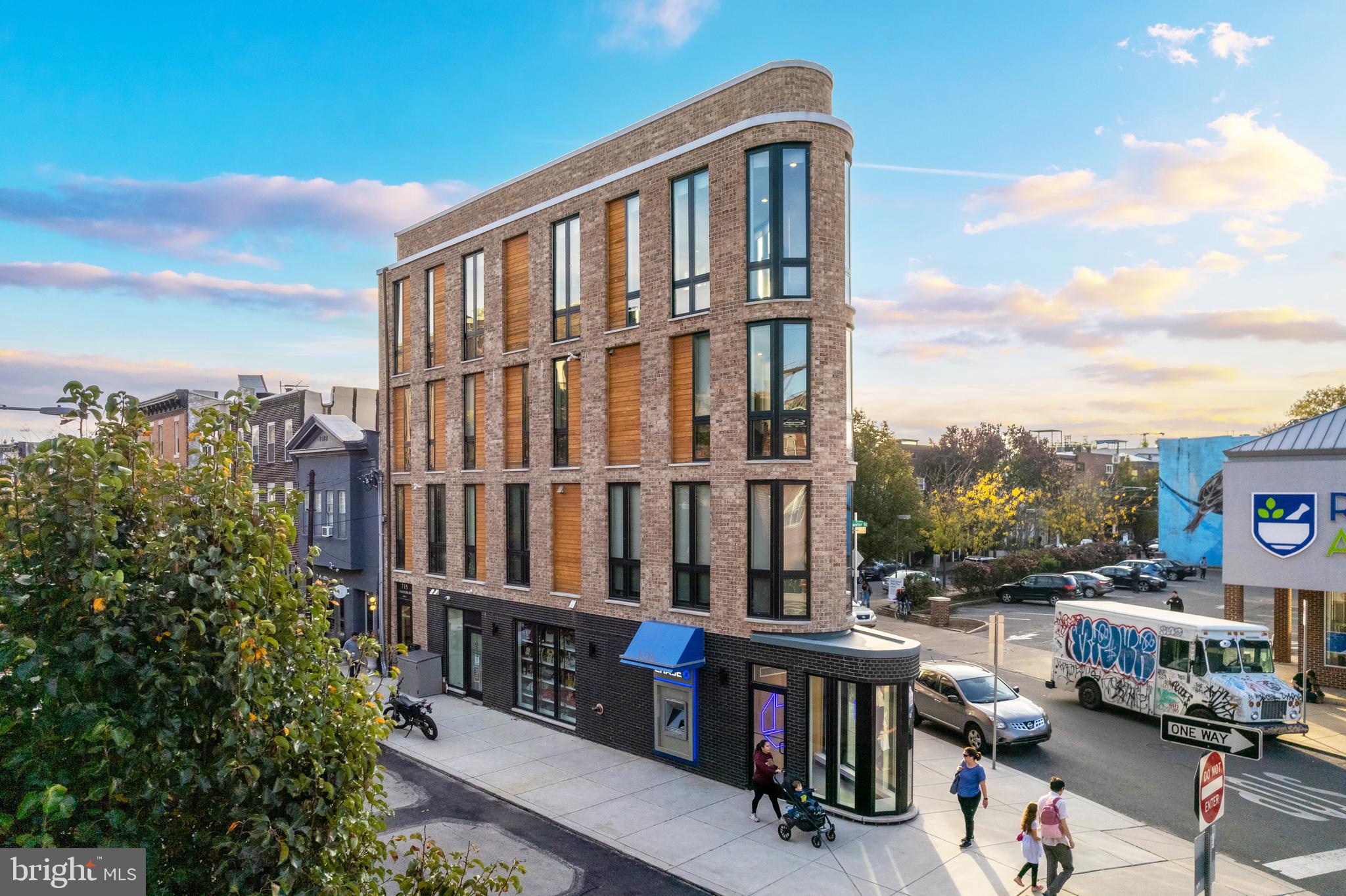 QUEEN VILLAGE - Commercial Sale