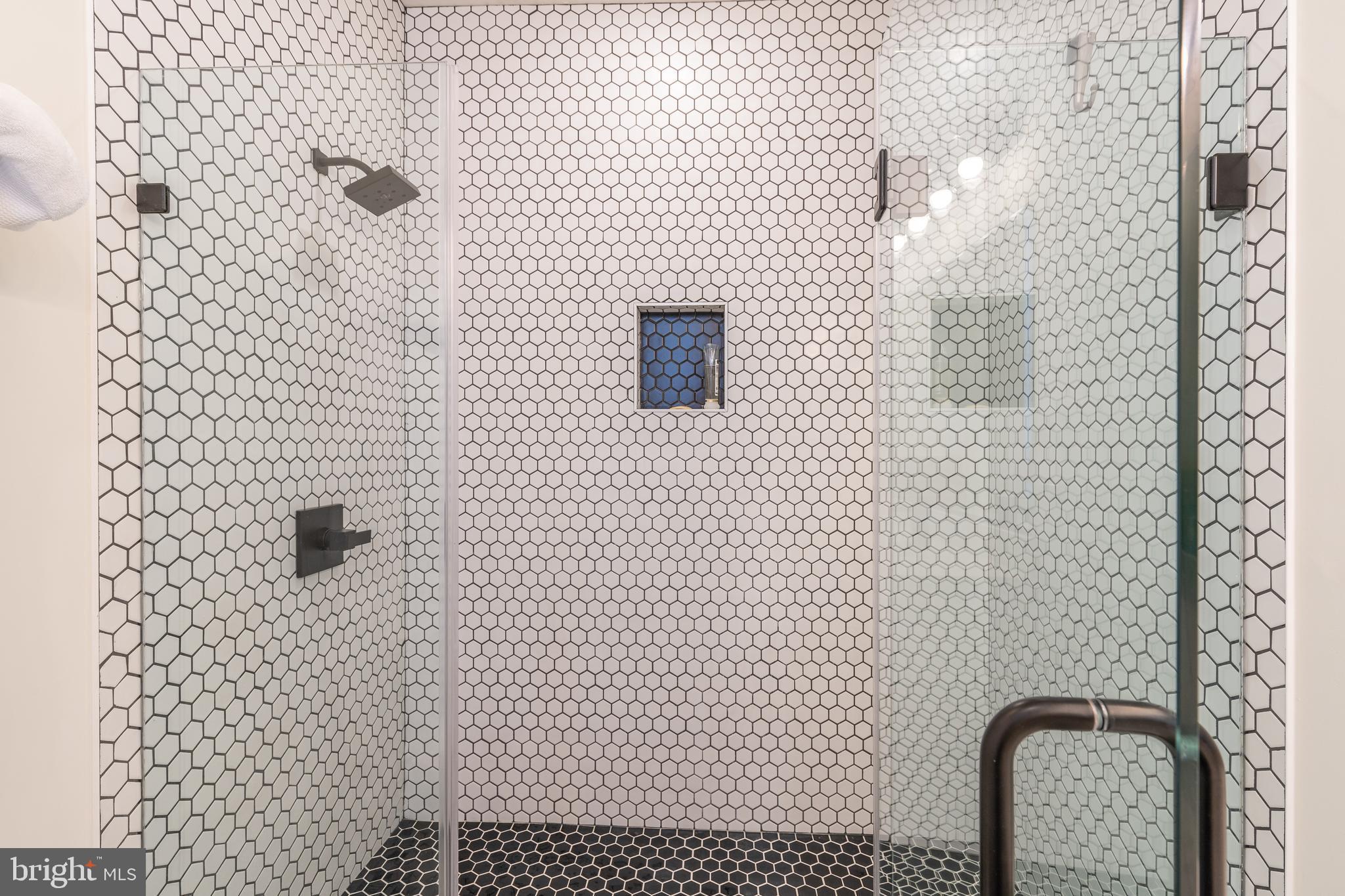 QUEEN VILLAGE - Commercial Sale