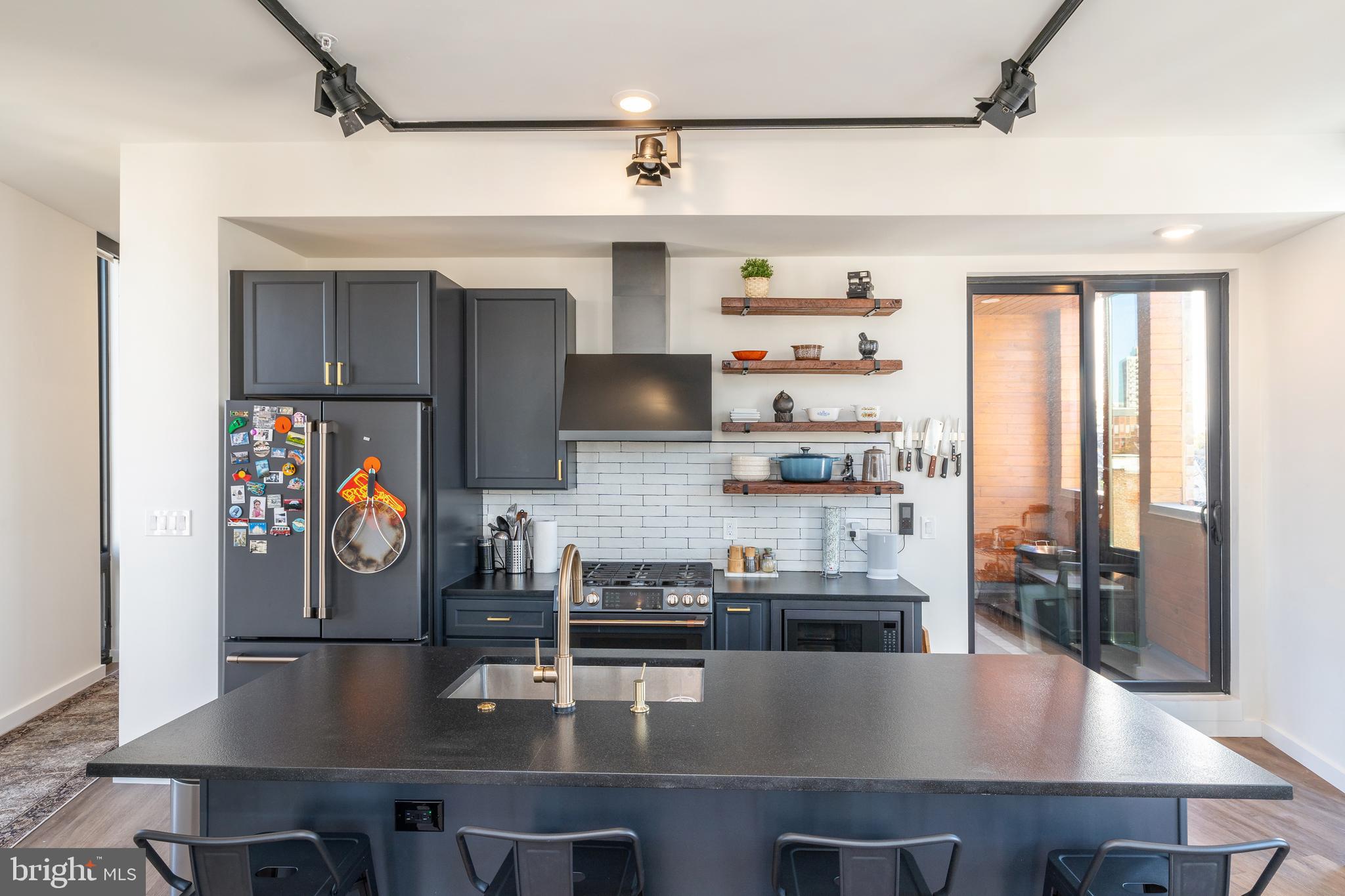 QUEEN VILLAGE - Commercial Sale