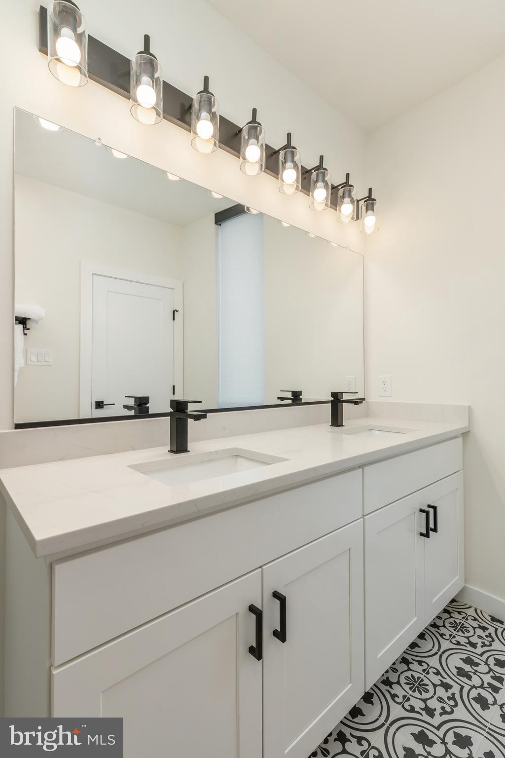 QUEEN VILLAGE - Commercial Sale