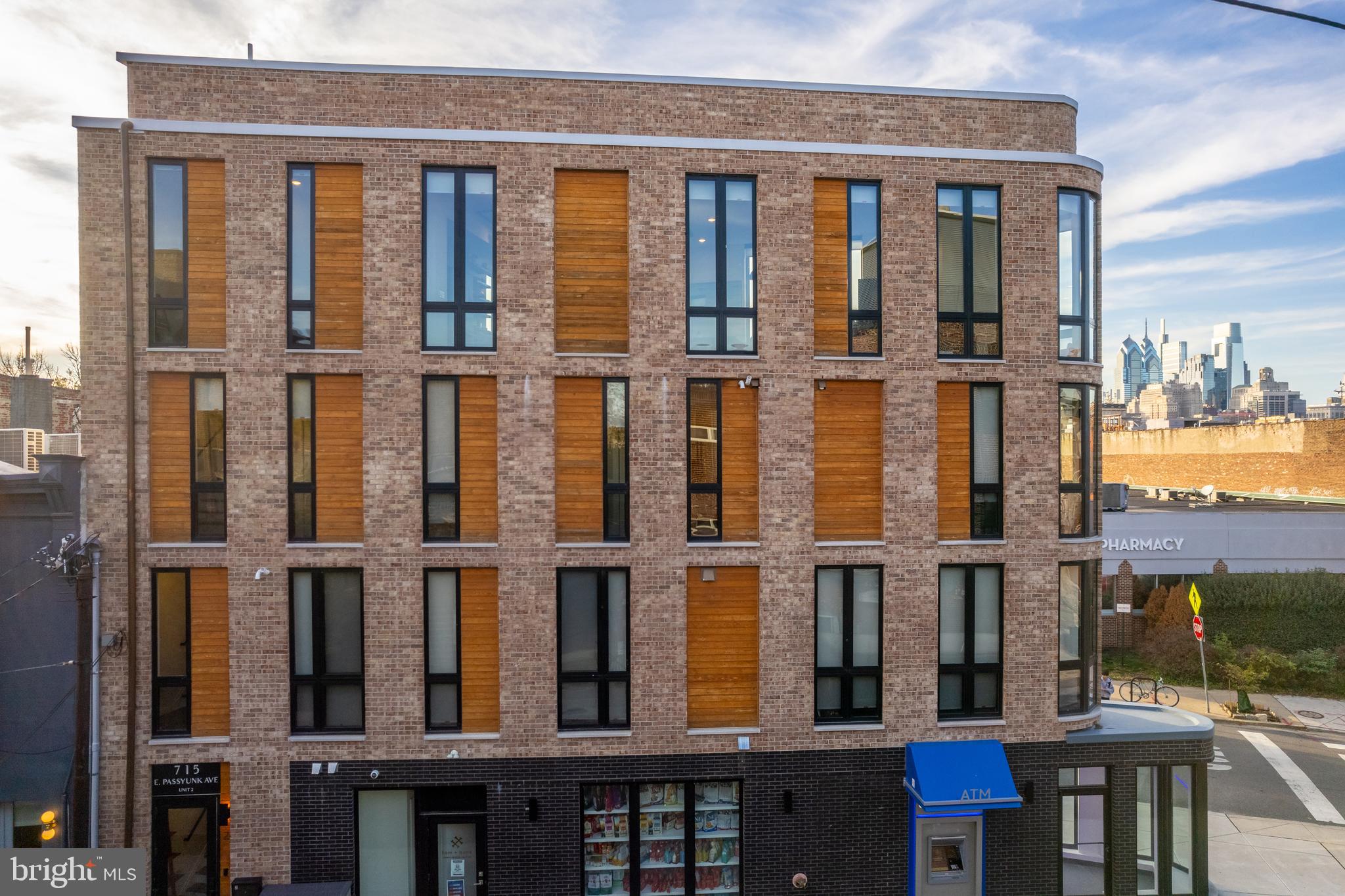 QUEEN VILLAGE - Commercial Sale