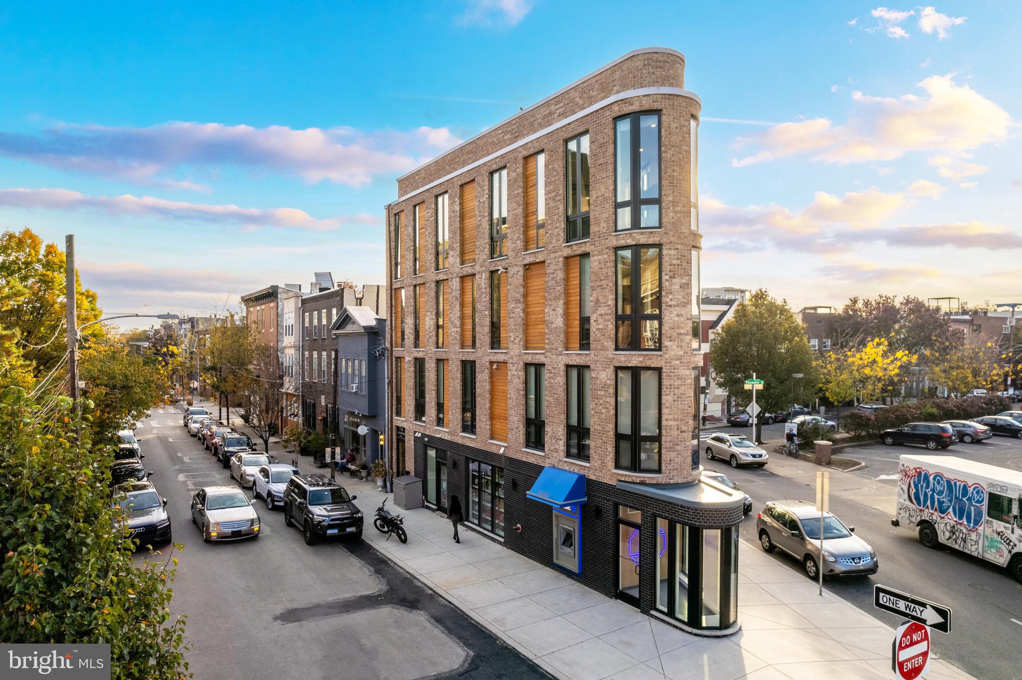 QUEEN VILLAGE - Commercial Sale