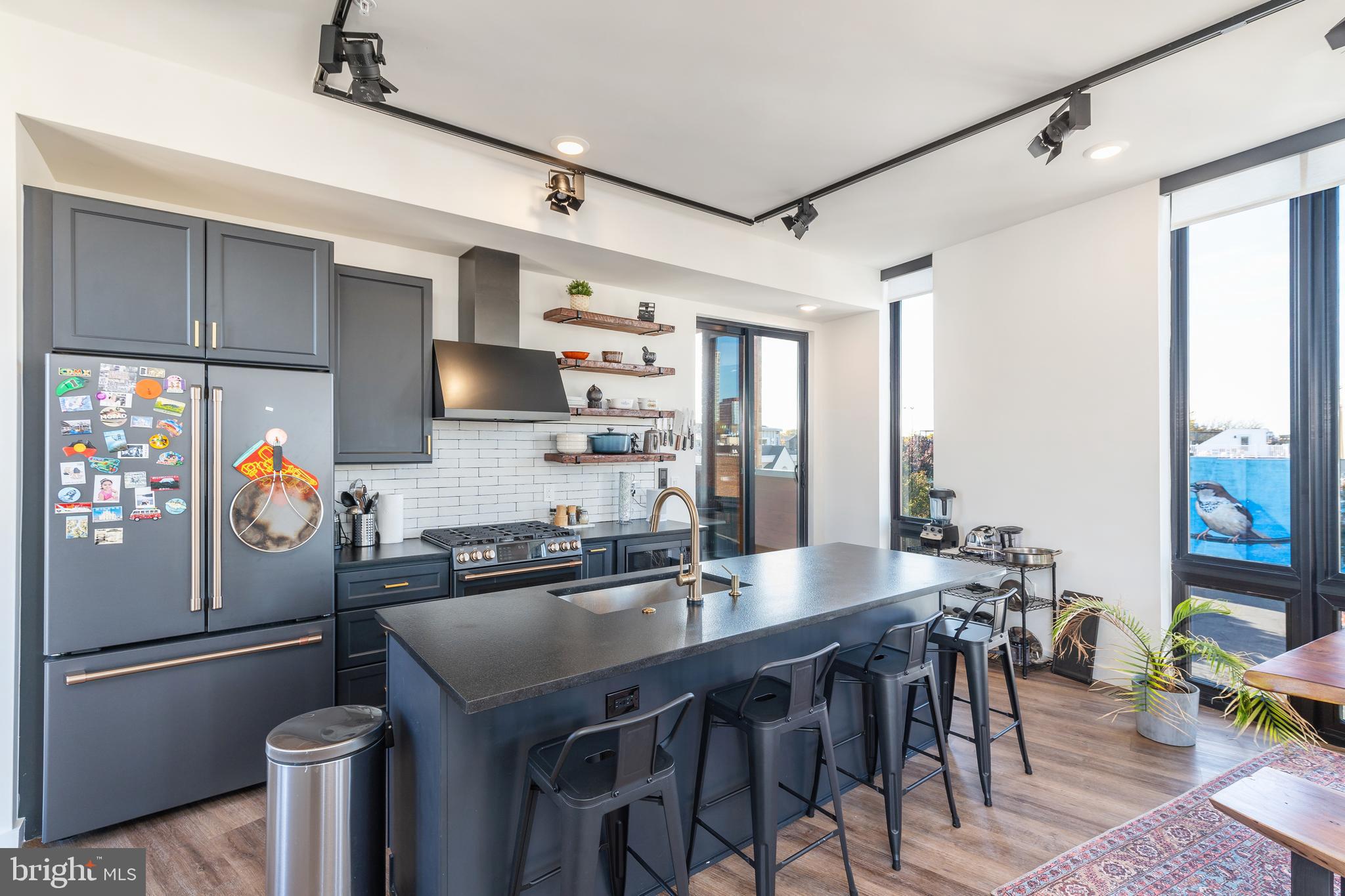 QUEEN VILLAGE - Commercial Sale