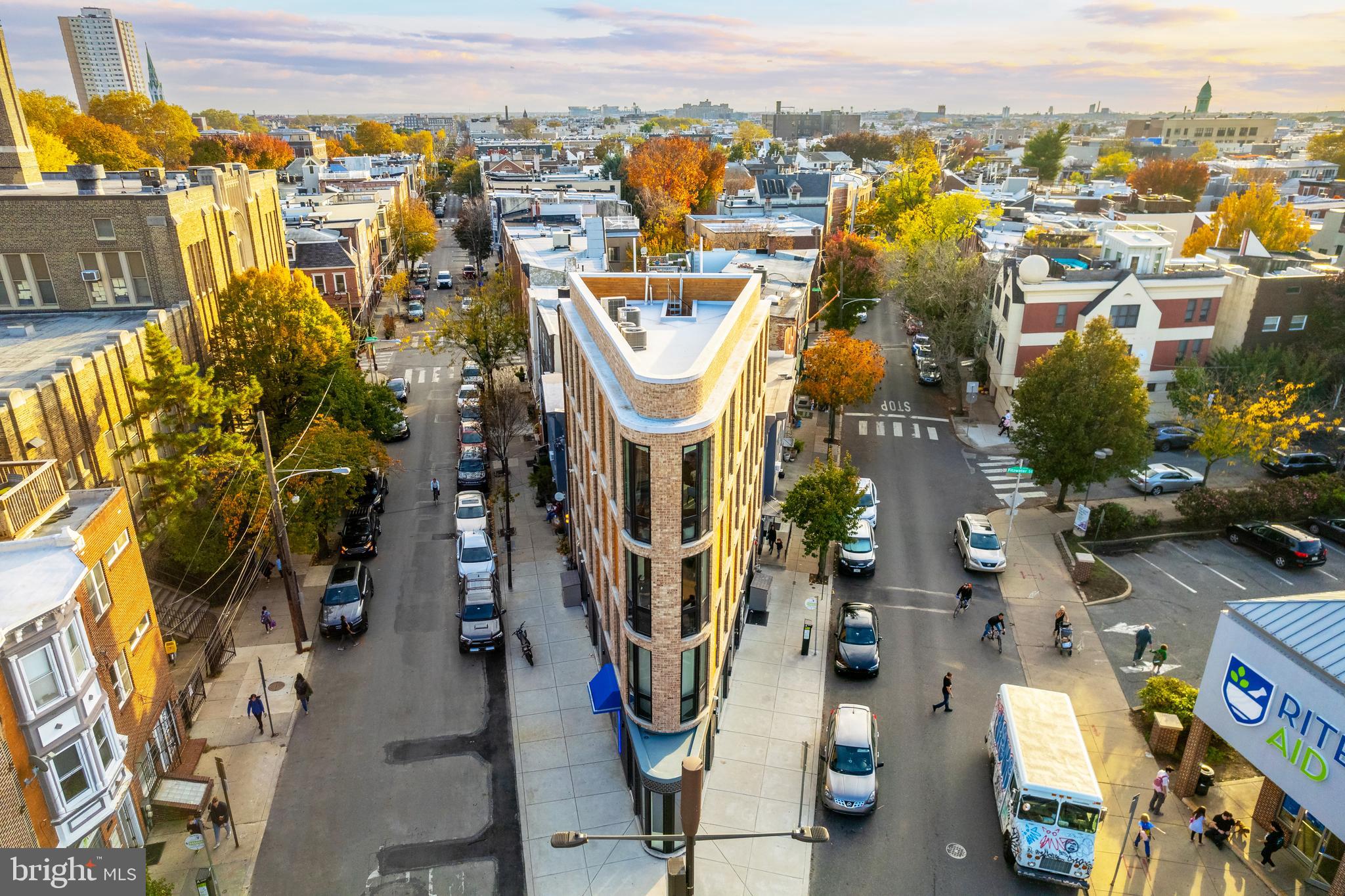 QUEEN VILLAGE - Commercial Sale