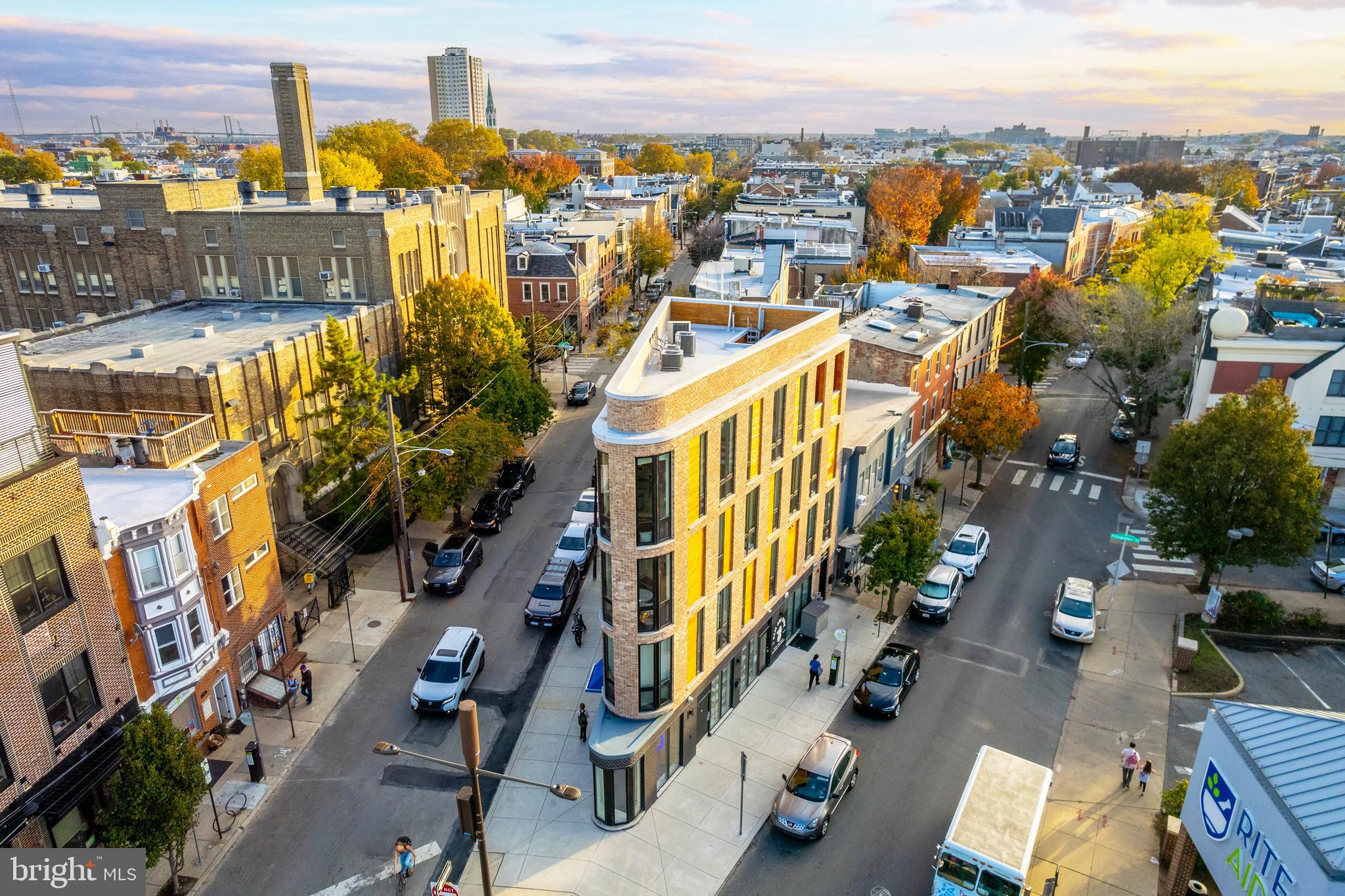 QUEEN VILLAGE - Commercial Sale