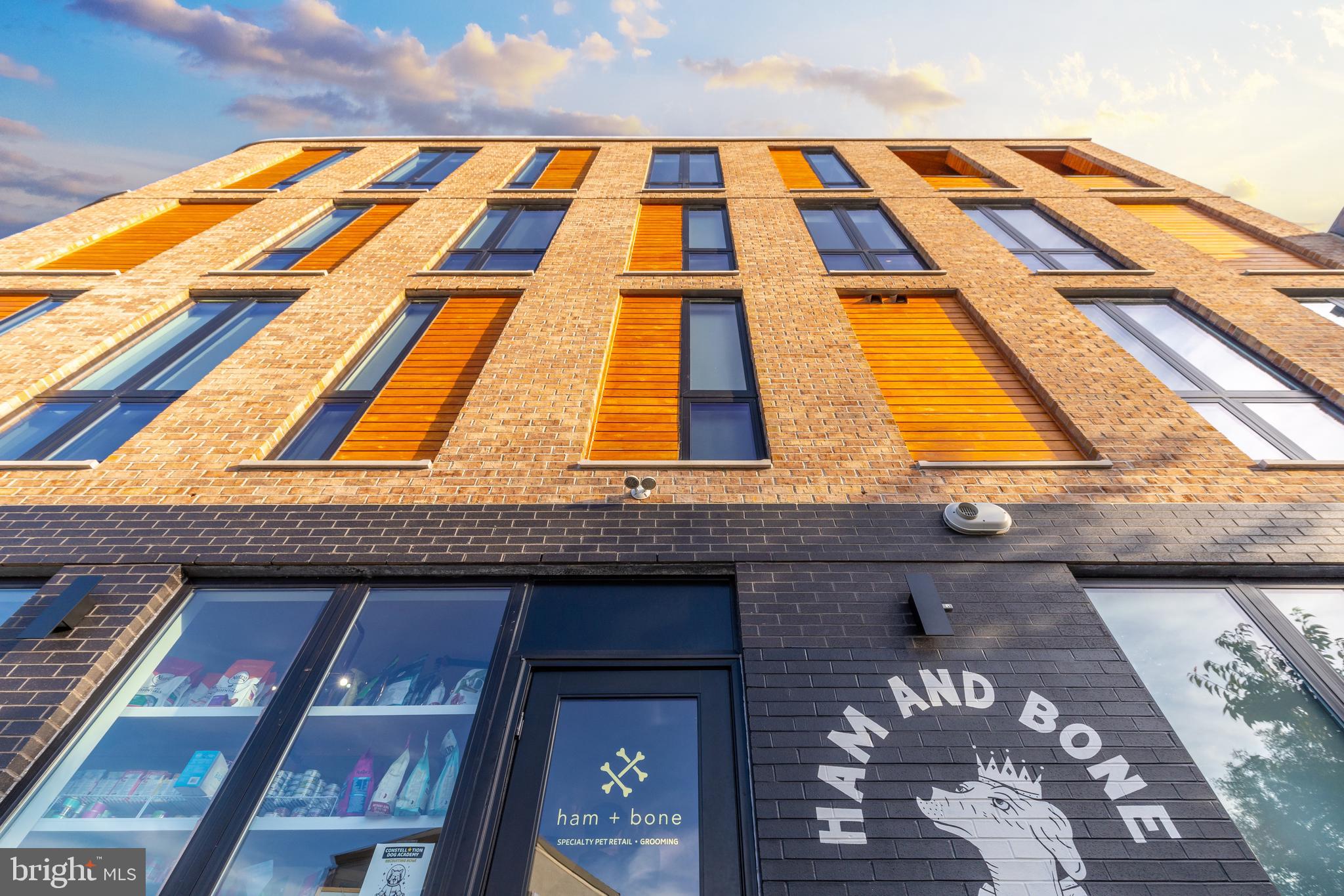 QUEEN VILLAGE - Commercial Sale