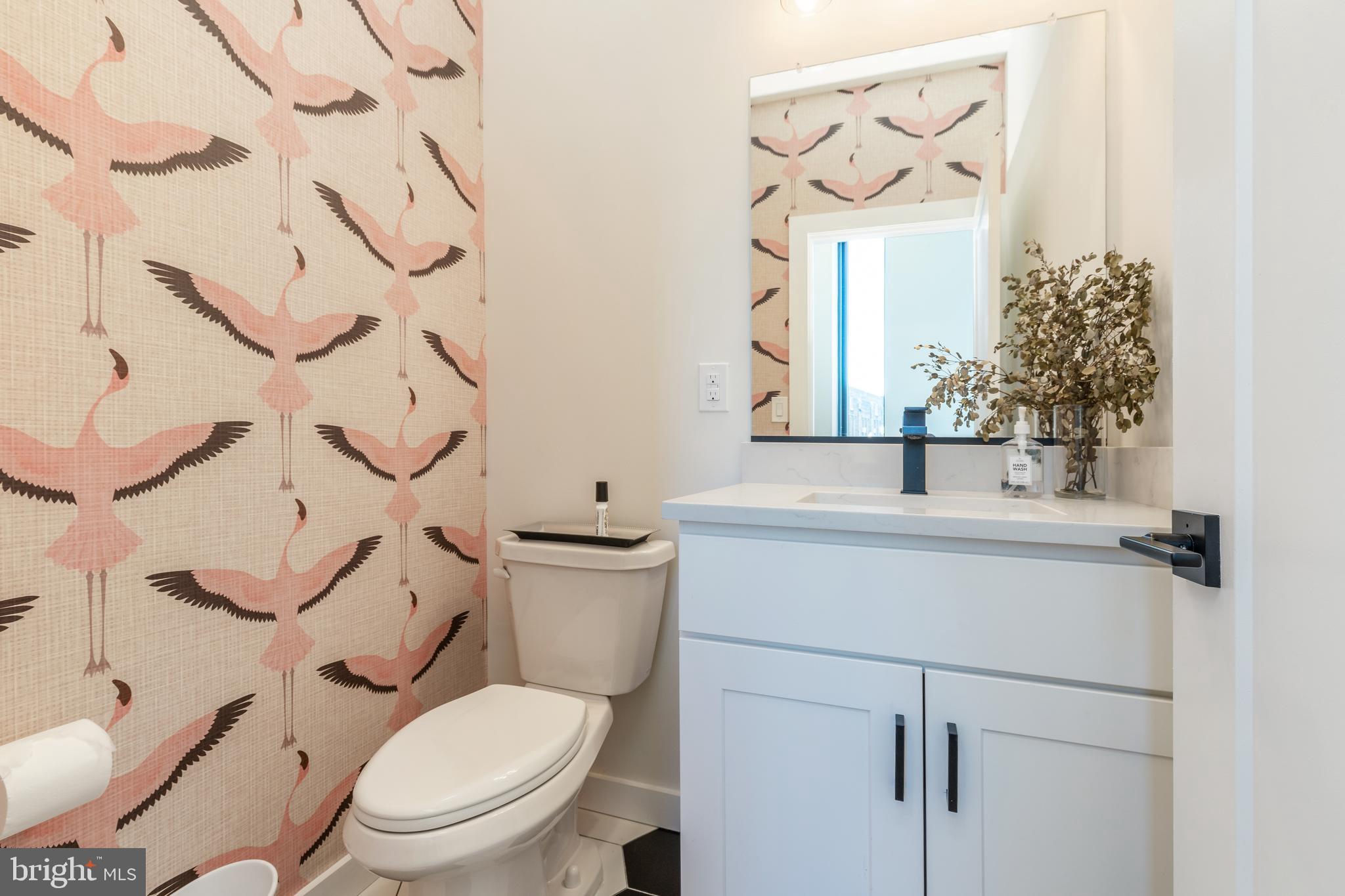 QUEEN VILLAGE - Commercial Sale