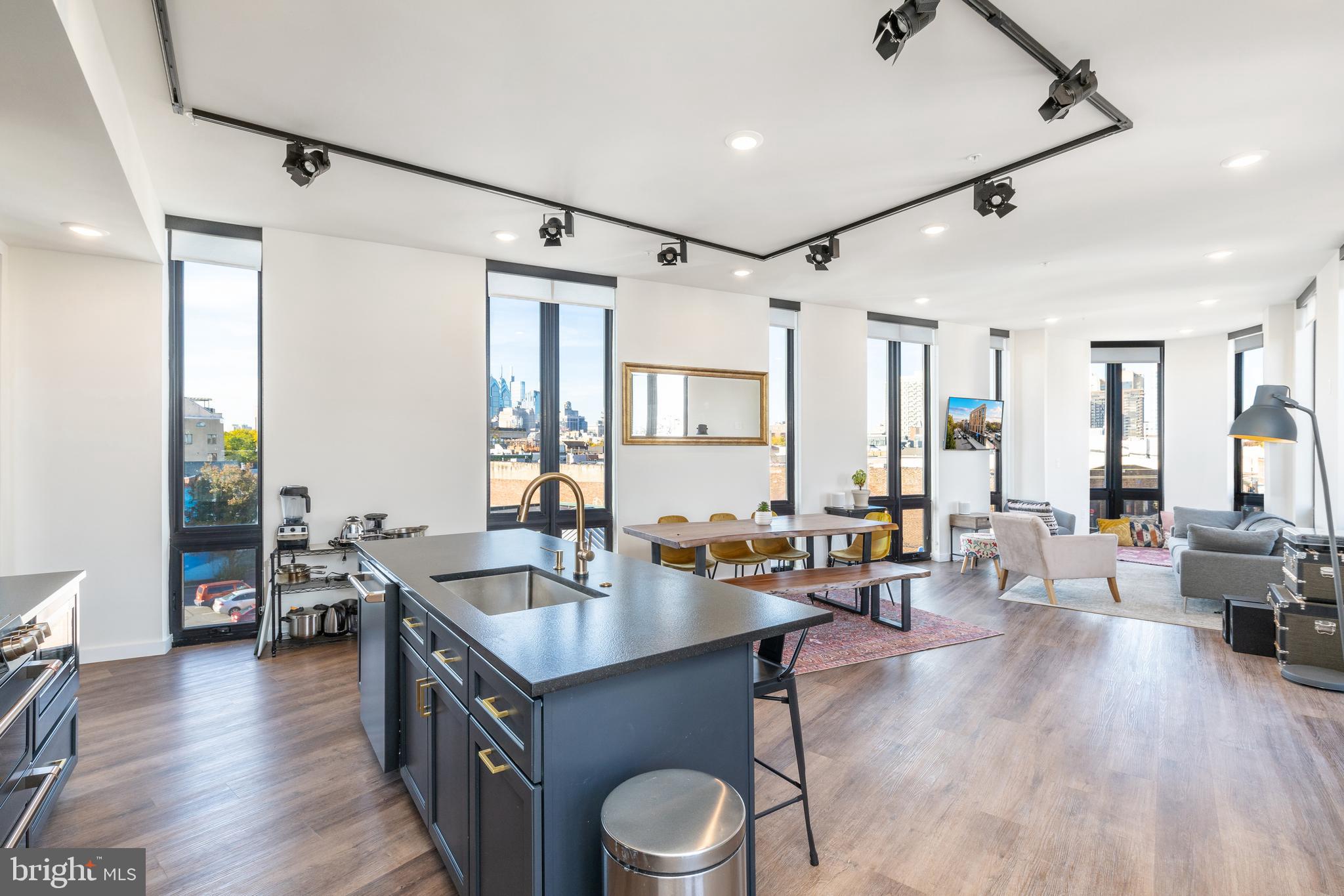 QUEEN VILLAGE - Commercial Sale