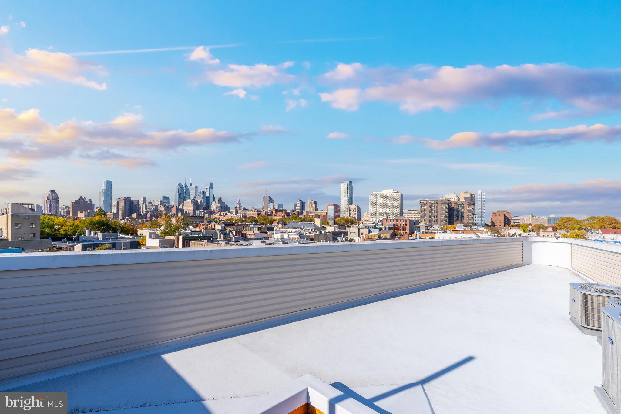 QUEEN VILLAGE - Commercial Sale