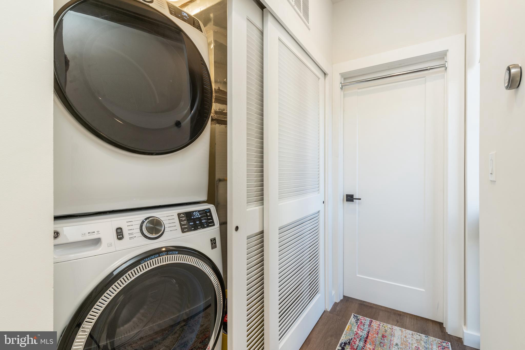 QUEEN VILLAGE - Commercial Sale